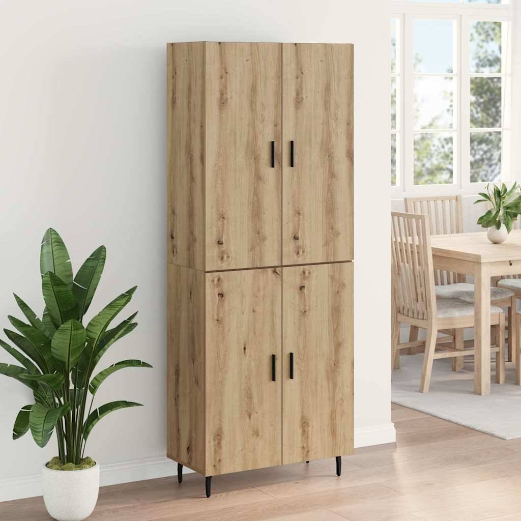 Ein Holzaufbewahrungsschrank steht an einer weißen Wand, neben einer Topfpflanze. Ein Esstisch mit Stühlen ist durch einen Türrahmen sichtbar.