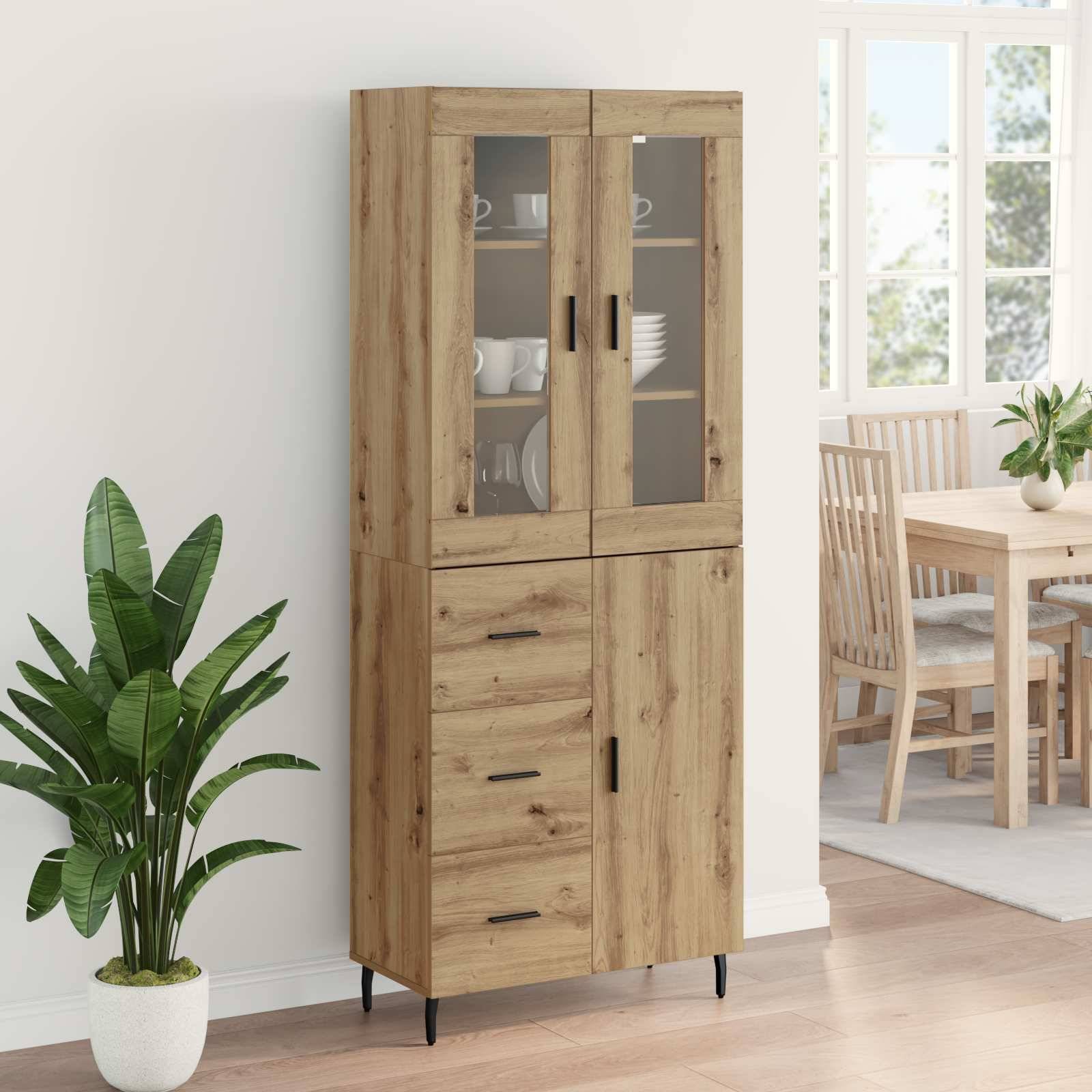 Holzschrank mit Glastüren, der weiße Geschirre präsentiert, umgeben von einer Pflanze und einem Esstisch in einem hellen Raum mit großen Fenstern.