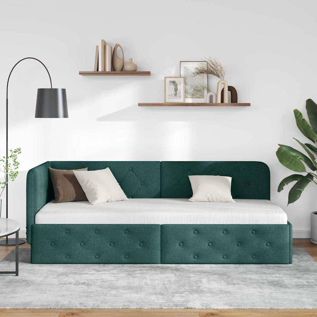 Ein modernes Wohnzimmer mit einem grünen Sofa, weißen Kissen, Wandregalen mit Dekoration, einer Stehlampe und einer großen Topfpflanze.