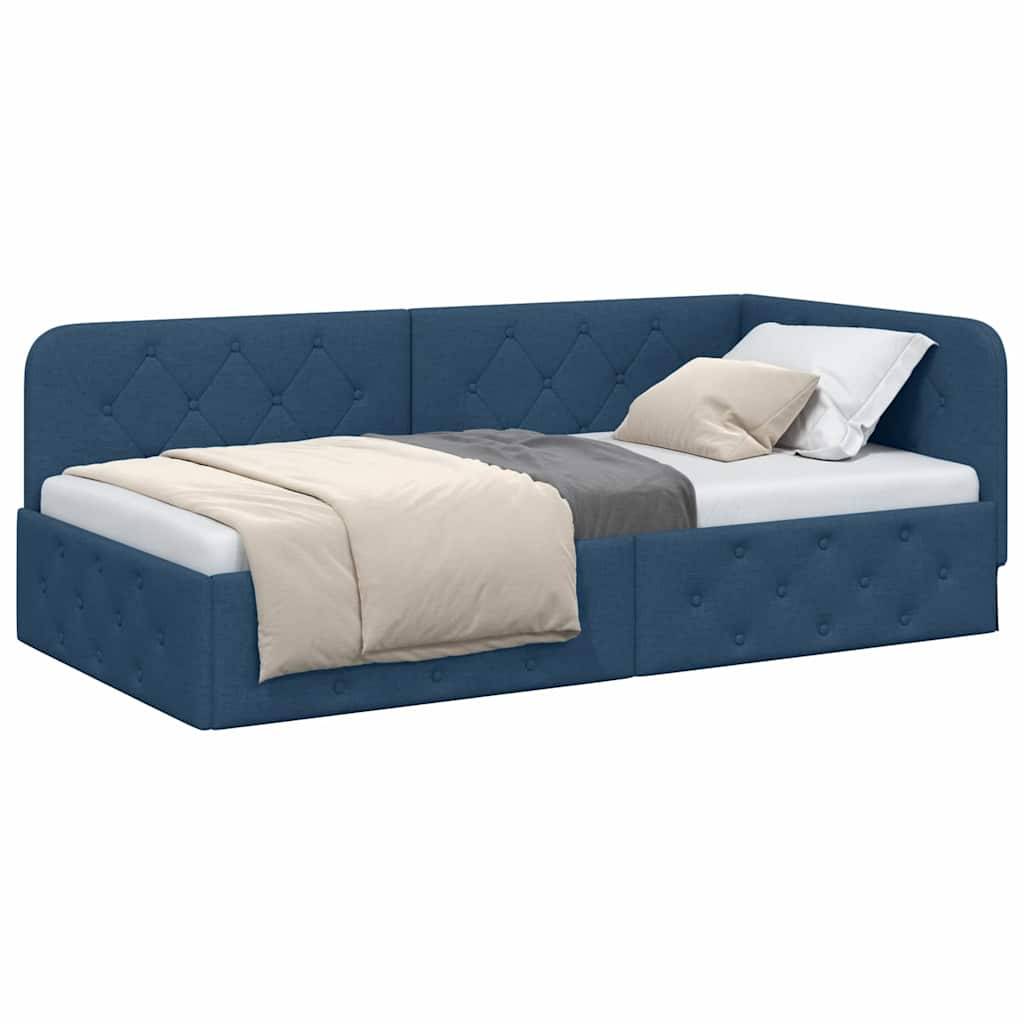 Ein blaupolstertes Tagesbett mit gestepptem Design, ausgestattet mit weißer Bettwäsche, einer beigen Decke und zwei Kissen; geeignet für ein gemütliches Zimmer.