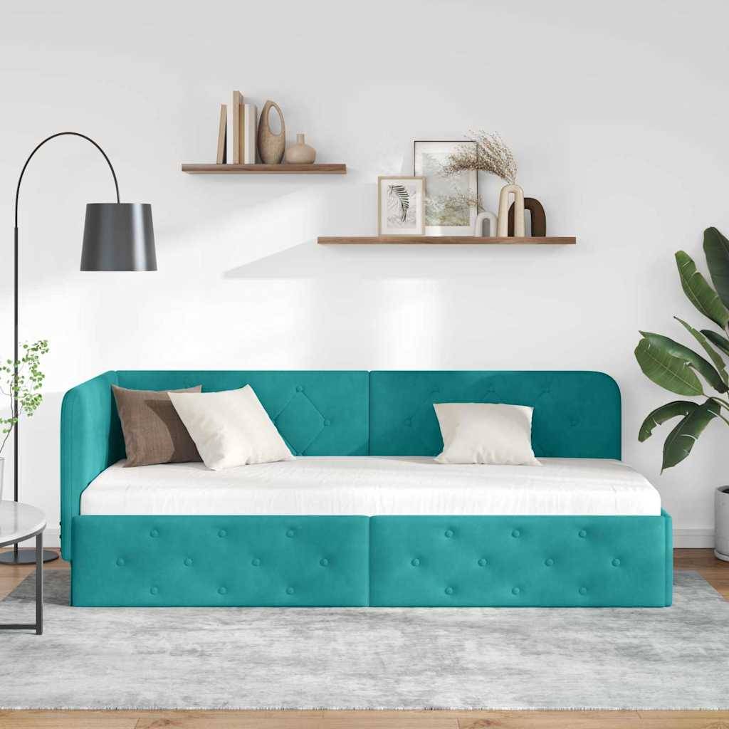 Ein modernes Wohnzimmer mit einem türkisfarbenen Sofa, weißen Kissen, einer schwarzen Stehlampe und wandmontierten Regalen, die Bücher und Dekorationsgegenstände halten.