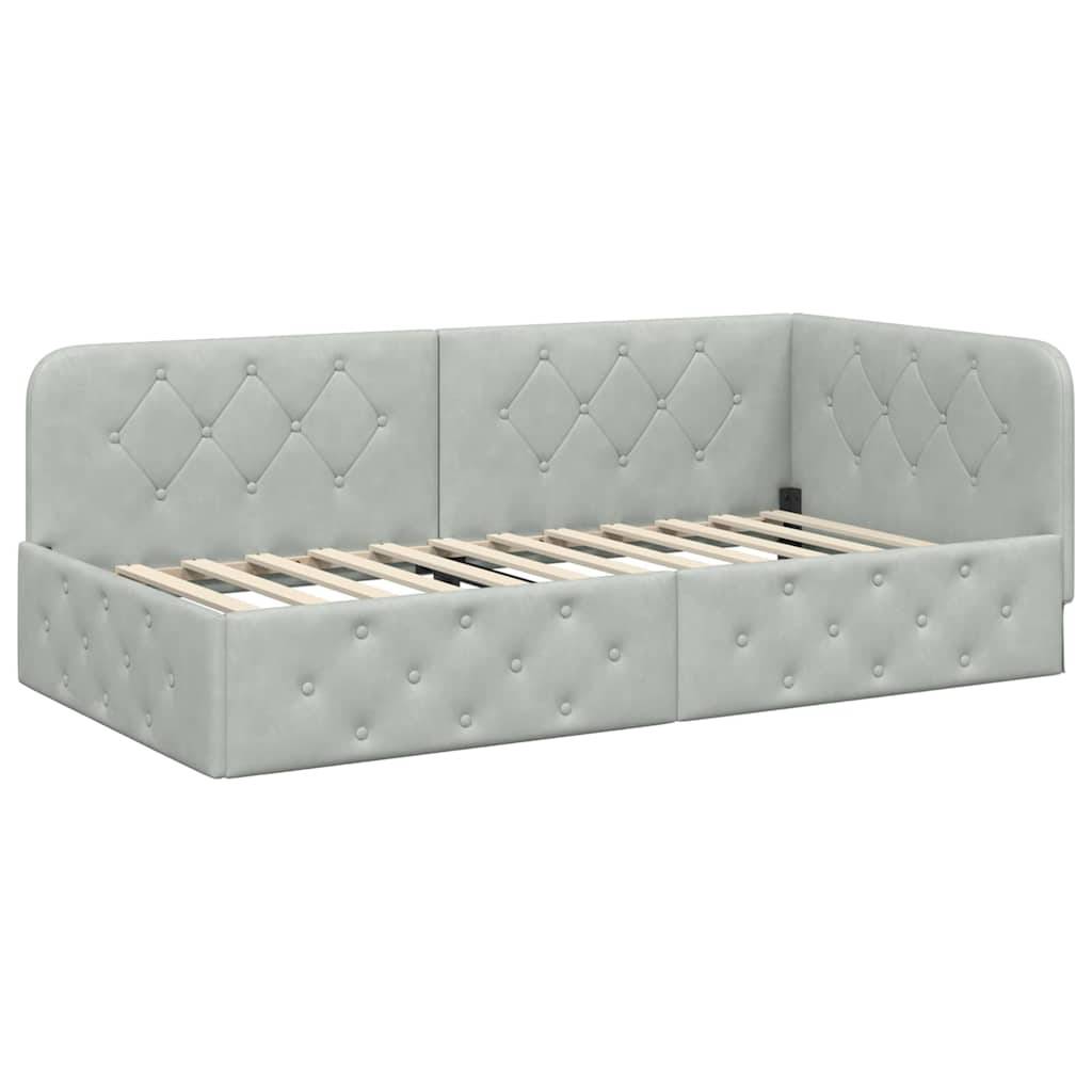 Ein hellgrau gepolstertes Tagesbett mit einem gesteppten Rautenmuster auf der Rücken- und Seitenpanels, das eine Holzlamellenunterlage aufweist.