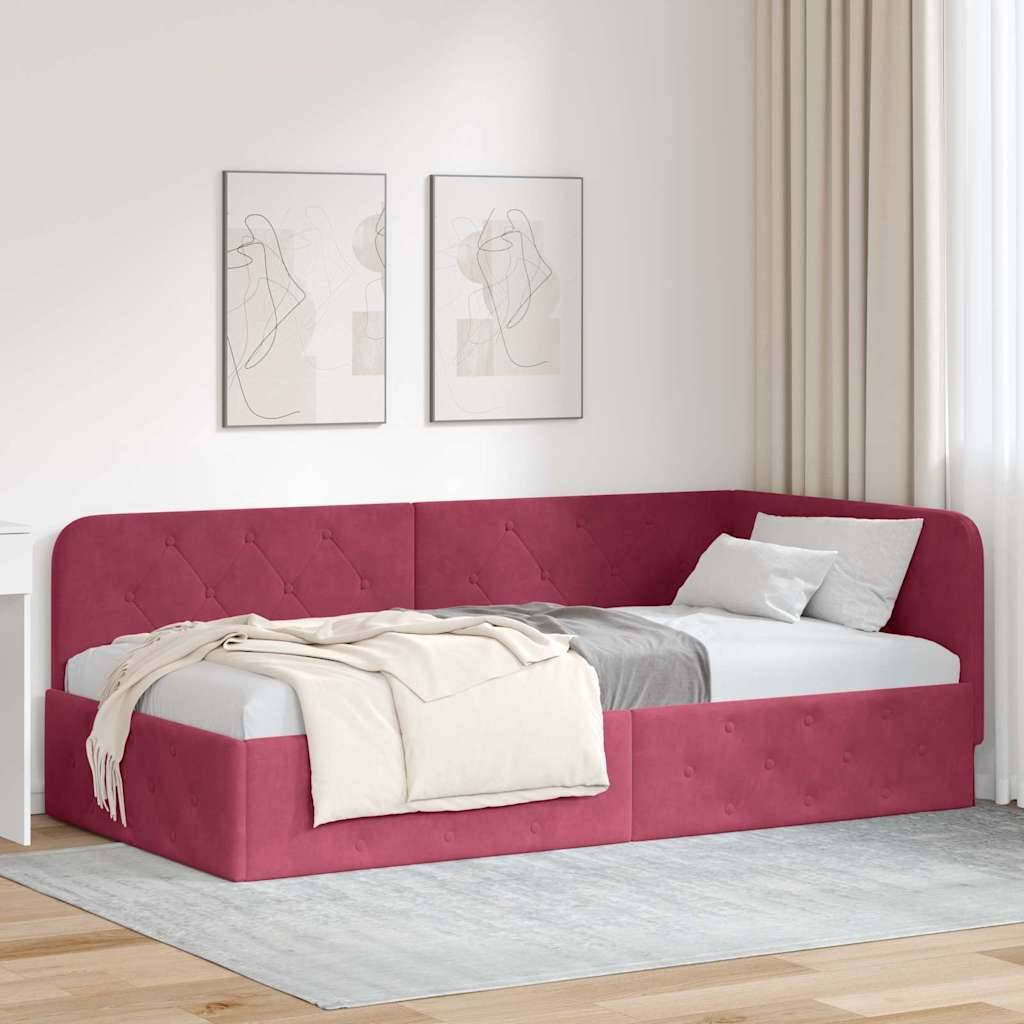 Ein rosa Tagesbett mit weiß-grauer Bettwäsche befindet sich in einem hellen Raum mit leichten Gardinen und abstrakter Kunst an der Wand.