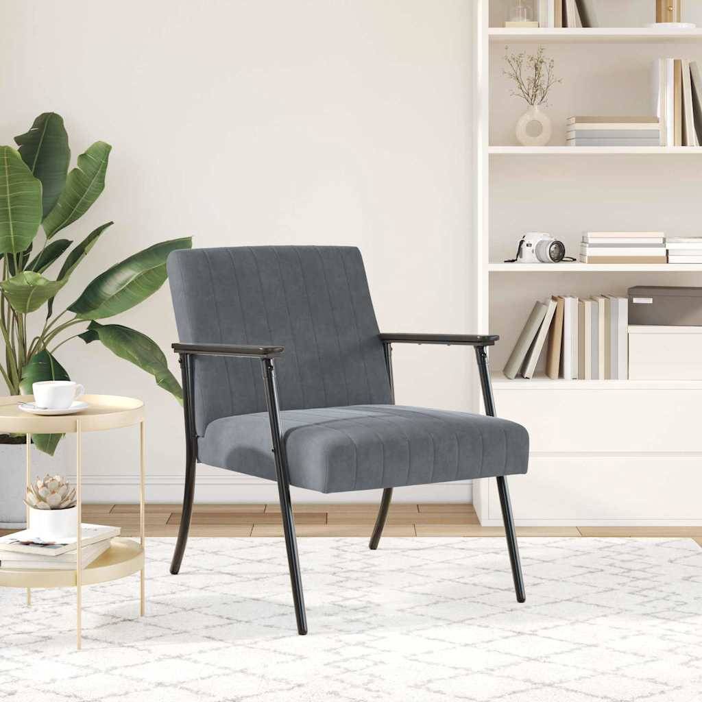 Grauer Mid-Century-Modern-Stuhl in einem hellen Wohnzimmer mit weißen Regalen, Büchern, Pflanzen und einem kleinen runden Couchtisch mit einer Tasse.