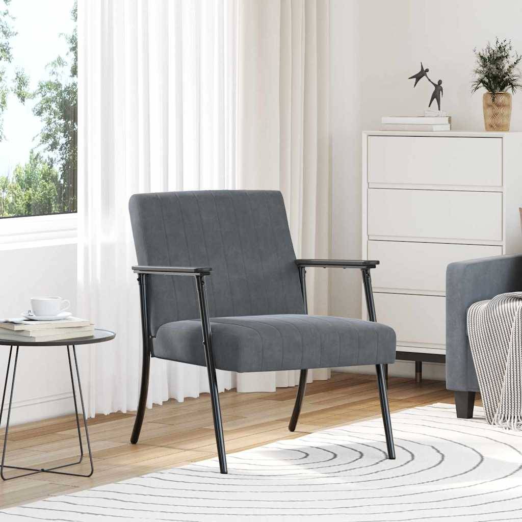Ein modernes Wohnzimmer mit einem grauen Sessel, einer weißen Kommode und einem kleinen Beistelltisch mit einer Tasse. Ein helles Fenster und ein gemusterter Teppich vervollständigen die Einrichtung.
