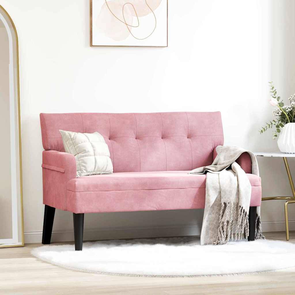 Ein rosa gepolstertes Sofa mit einem dekorativen Kissen und einer drapierten Decke ist in einem hell beleuchteten Zimmer neben einem Spiegel mit goldenem Rahmen positioniert.