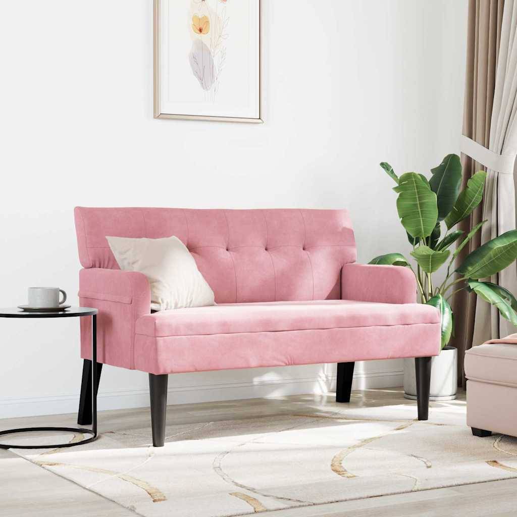 Rosa gepolstertes Zweisitzsofa in einem hellen Wohnzimmer, mit einem Beistelltisch, Kissen, Pflanze und gerahmtem Wandbild.