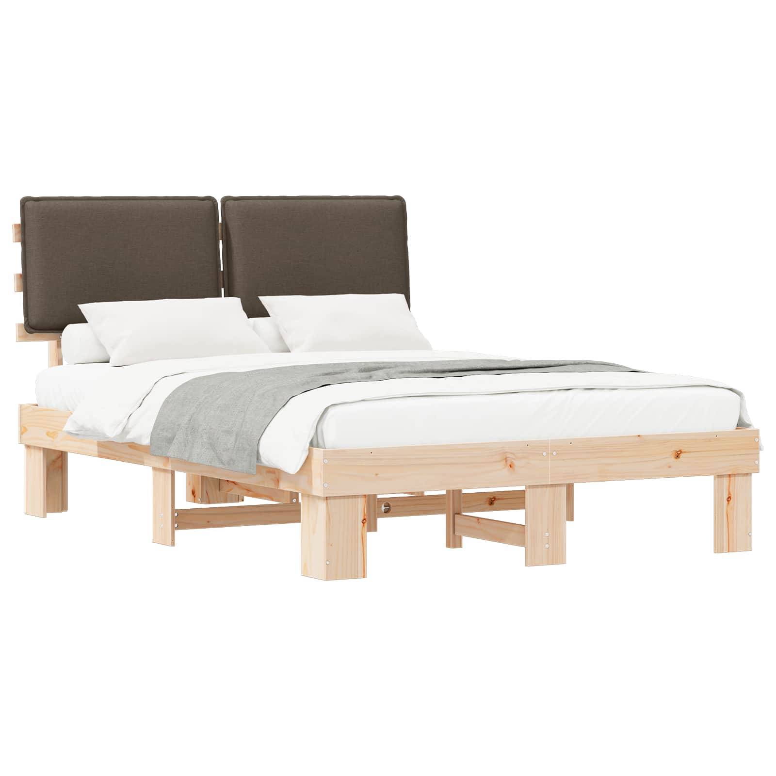 Ein Holzbettgestell mit einer Doppelmatratze, weißer Bettwäsche, einer grauen Decke und zwei dunkelgrauen gepolsterten Kopfteilen.