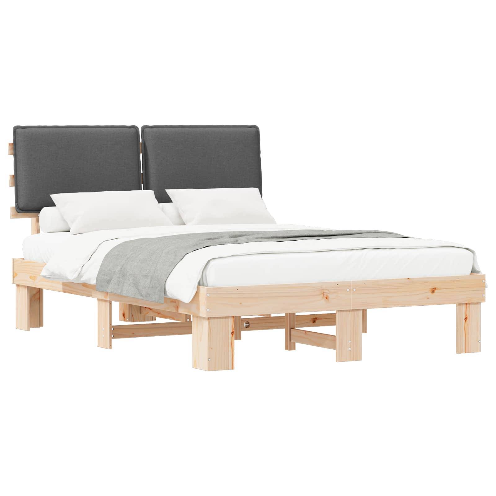 Holzbett mit grau gepolstertem Kopfteil, weißer Bettwäsche und einer grauen Decke.