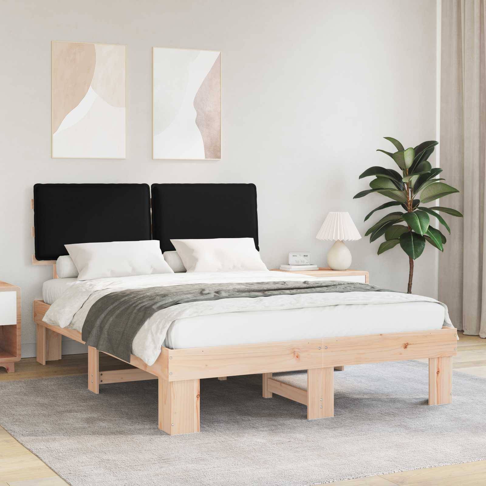 Ein modernes Schlafzimmer mit einem Holzbett, weißer Bettwäsche, zwei schwarzen Kopfteilen, einem Nachttisch mit einer Lampe und einer Zimmerpflanze, die eine minimalistische Ästhetik erzeugt.