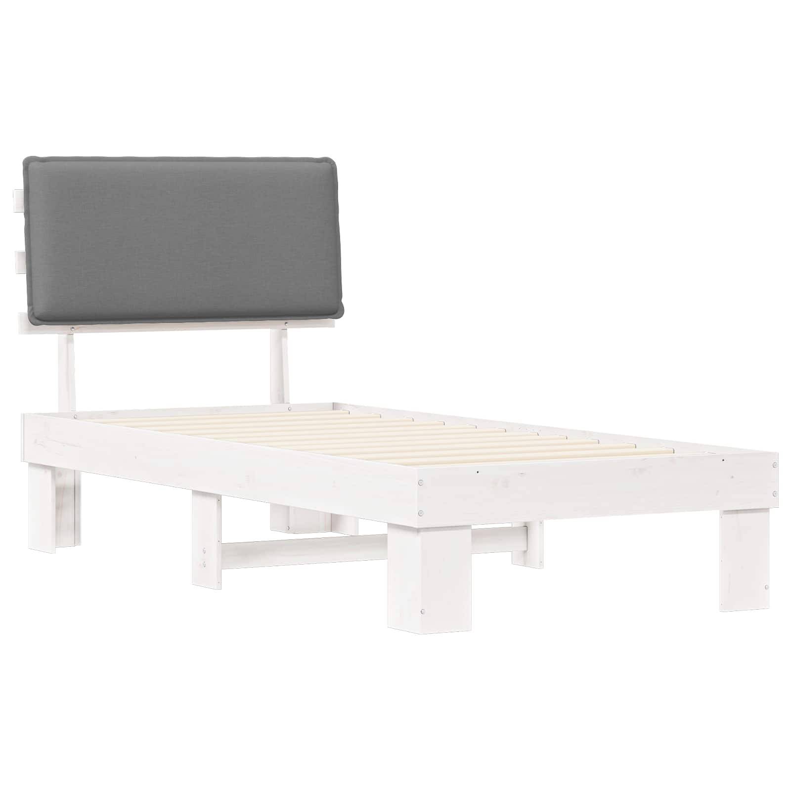 Ein weißer Holzbettrahmen mit einer gepolsterten grauen Kopfstütze, von der Seite gezeigt, der sein schlichtes und robustes Design hervorhebt.