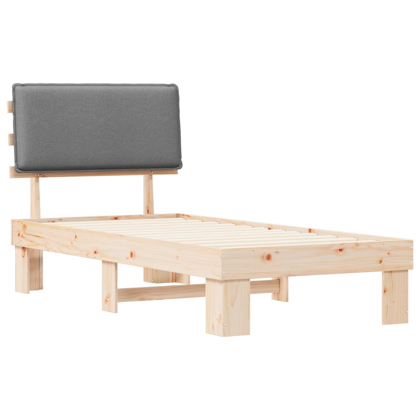 Ein Holzbettgestell mit Lattenrost und einem grauen gepolsterten Kopfteil. Das Design ist minimalistisch und betont die natürliche Holzmaserung.