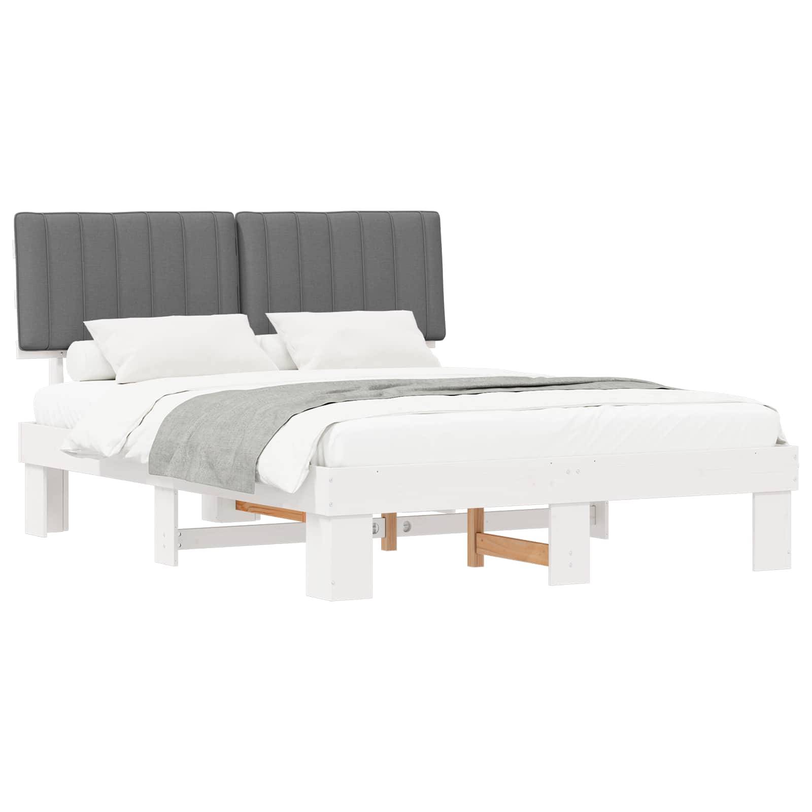 Ein modernes weißes Bett mit grauem gepolstertem Kopfteil, weißer Bettwäsche und einer grauen Wurfdecke auf weißem Hintergrund.