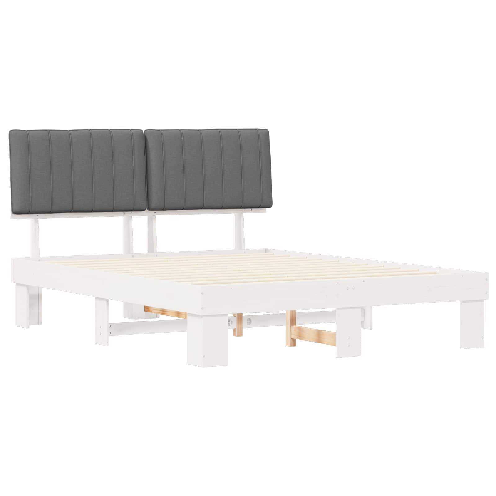 Ein weißes Holzbettgestell mit Lattenrost verfügt über zwei graue, gepolsterte Kopfstützen. Das Design ist modern und minimalistisch.