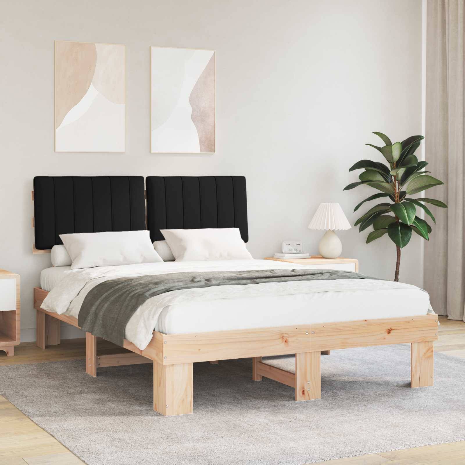Ein modernes Schlafzimmer mit einem Holzbett, einem schwarzen gepolsterten Kopfteil, einer grauen Decke, zwei minimalistischen Nachttischen, einer Pflanze und einer Lampe.