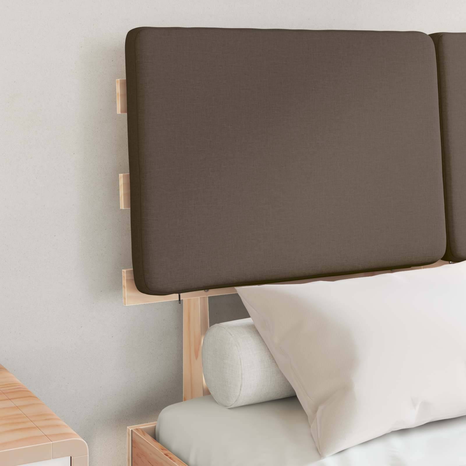Bett mit einer integrierten, gepolsterten Kopfseite in minimalistischem Design in einem neutralen Raum.