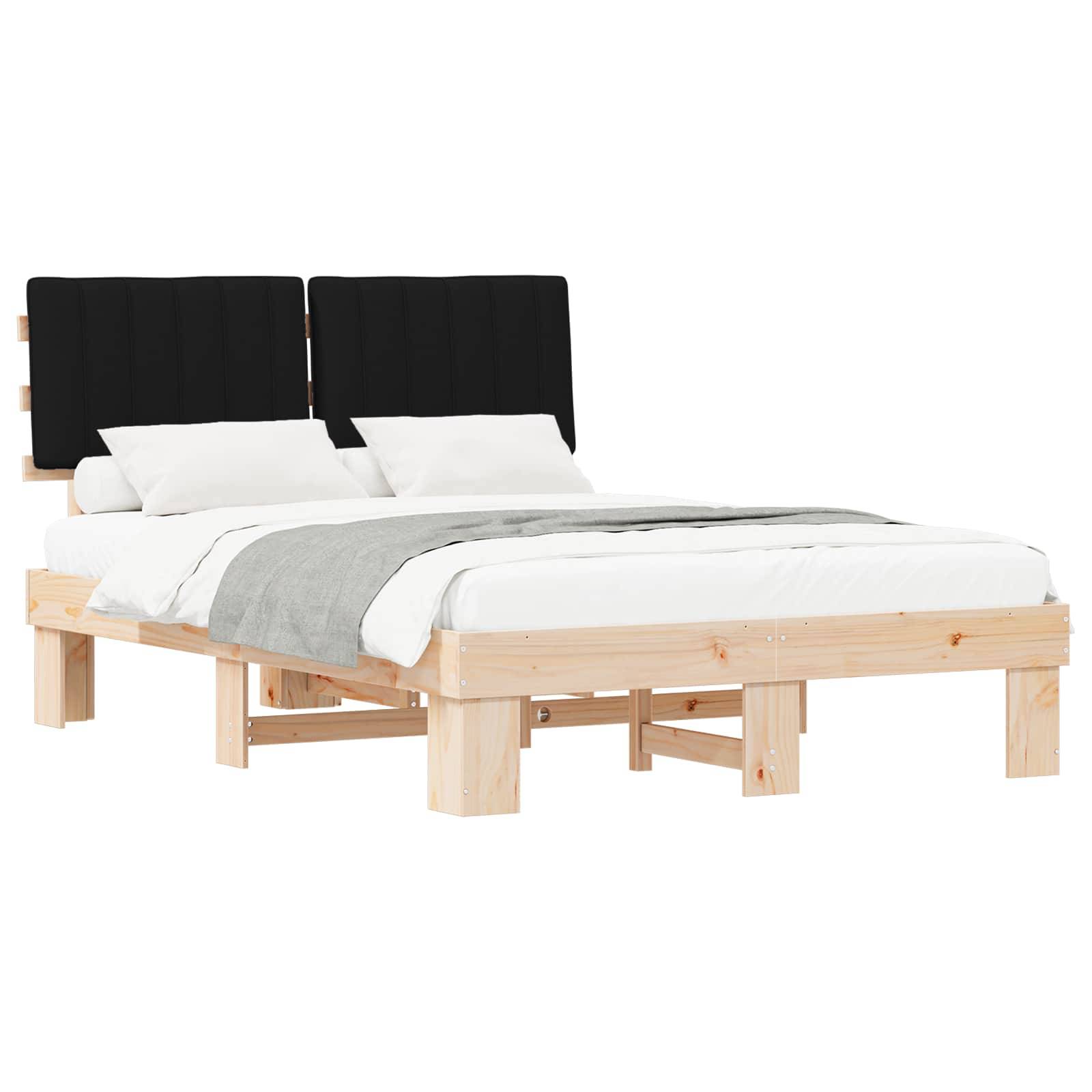 Ein Holzbettgestell mit einer weißen Matratze, weißer Bettwäsche und einer grauen Decke. Das Bett verfügt über zwei schwarze gepolsterte Kopfteile.