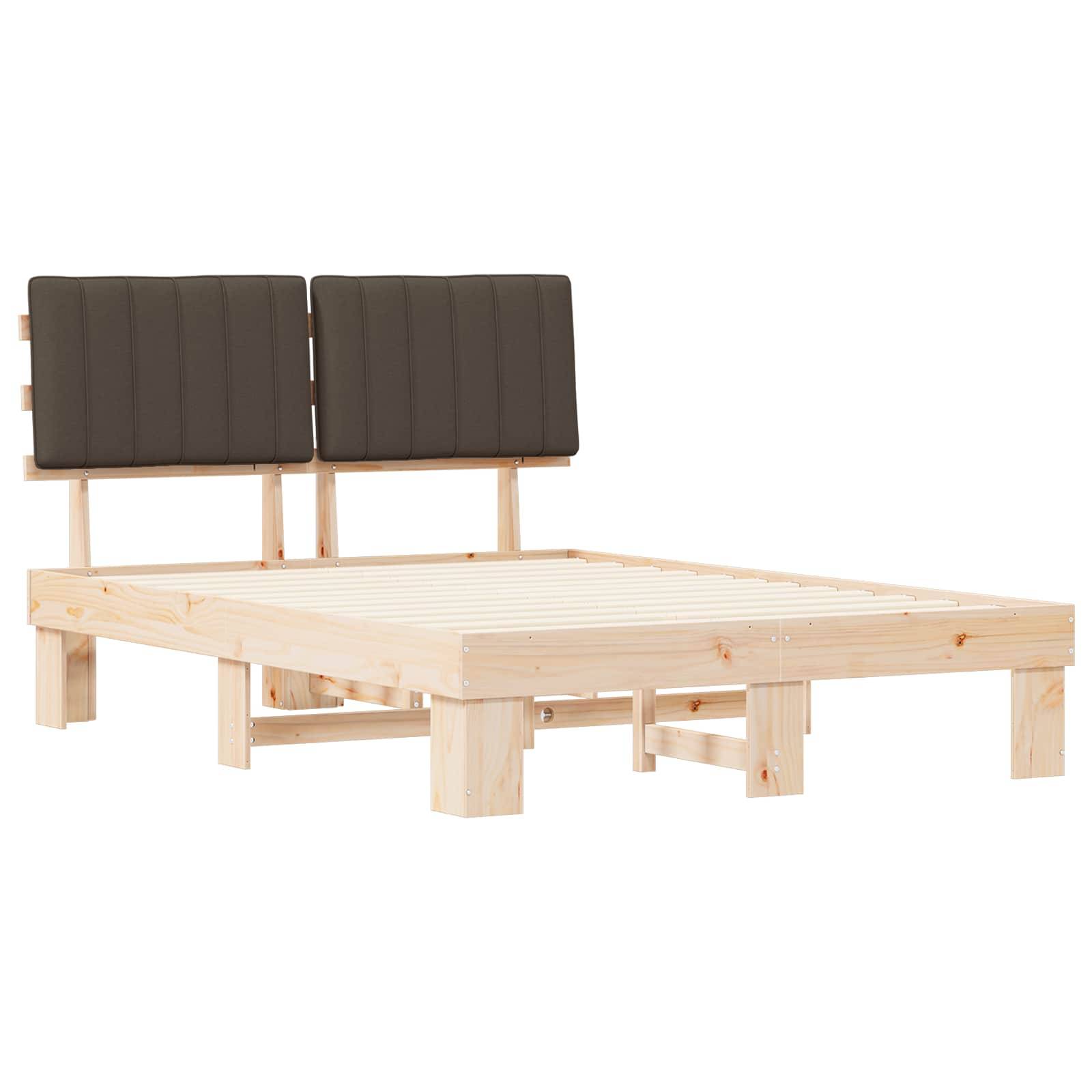 Ein Holzbettgestell mit einem flachen Design, das zwei angebrachte dunkle gepolsterte Kopfteile aufweist. Keine Matratze oder Bettwäsche vorhanden.