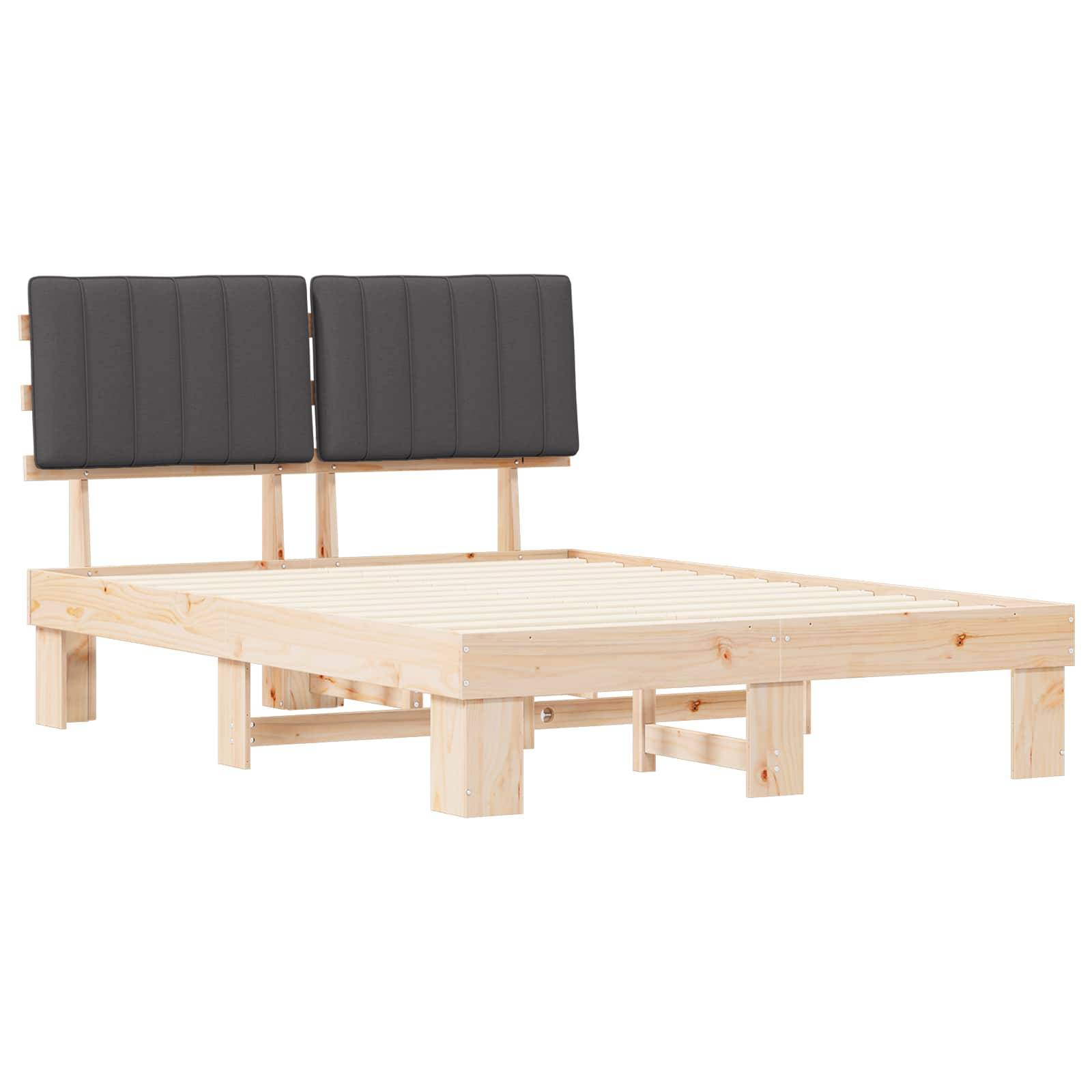 Holzbettgestell mit zwei schwarzen gepolsterten Kopfteilen. Schlichtes, minimalistisches Design. Keine Matratze sichtbar.