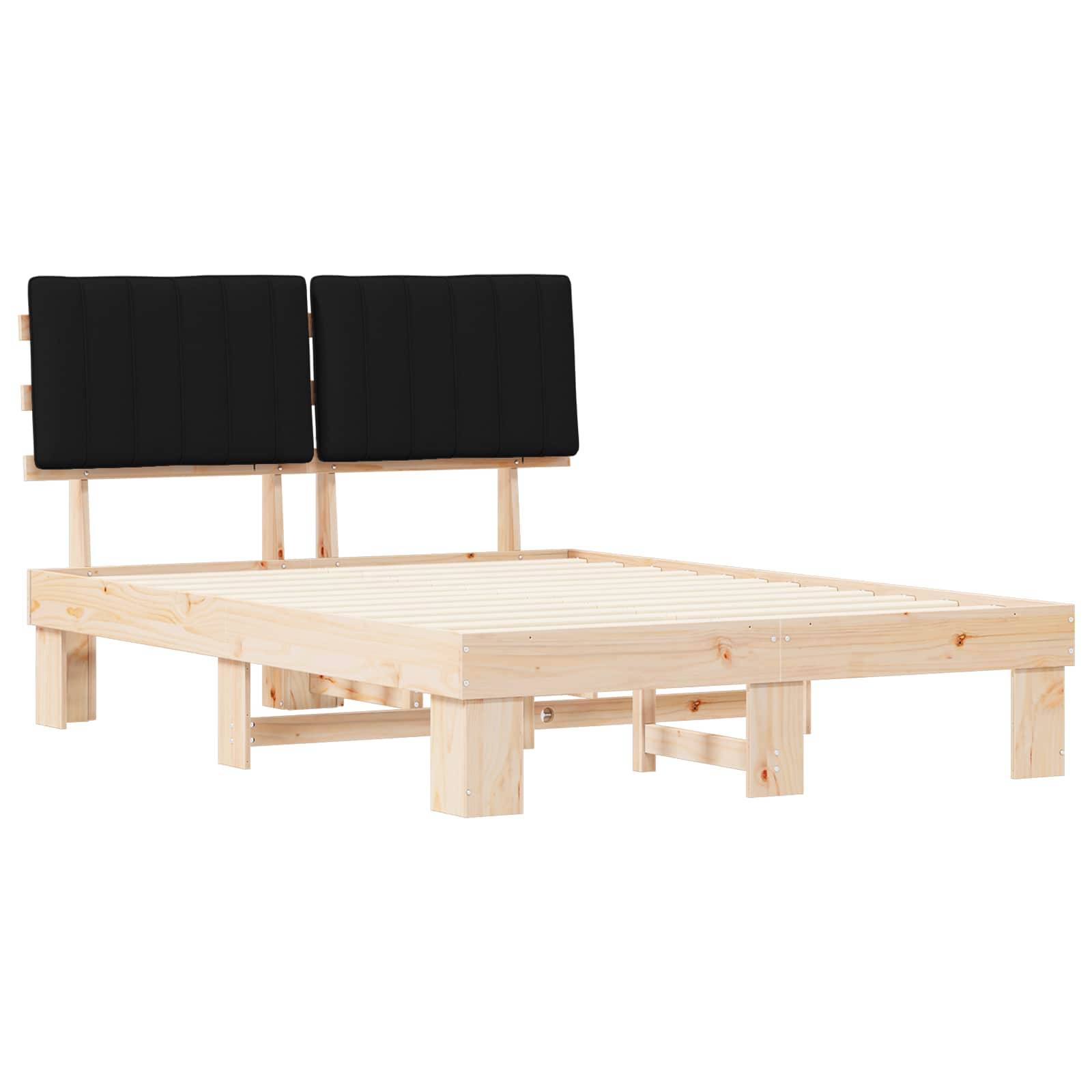 Ein Holzbettgestell mit Lattenrost und zwei schwarzen gepolsterten Kopfteilen. Das Design ist minimalistisch und betont das natürliche Holz sowie klare Linien.