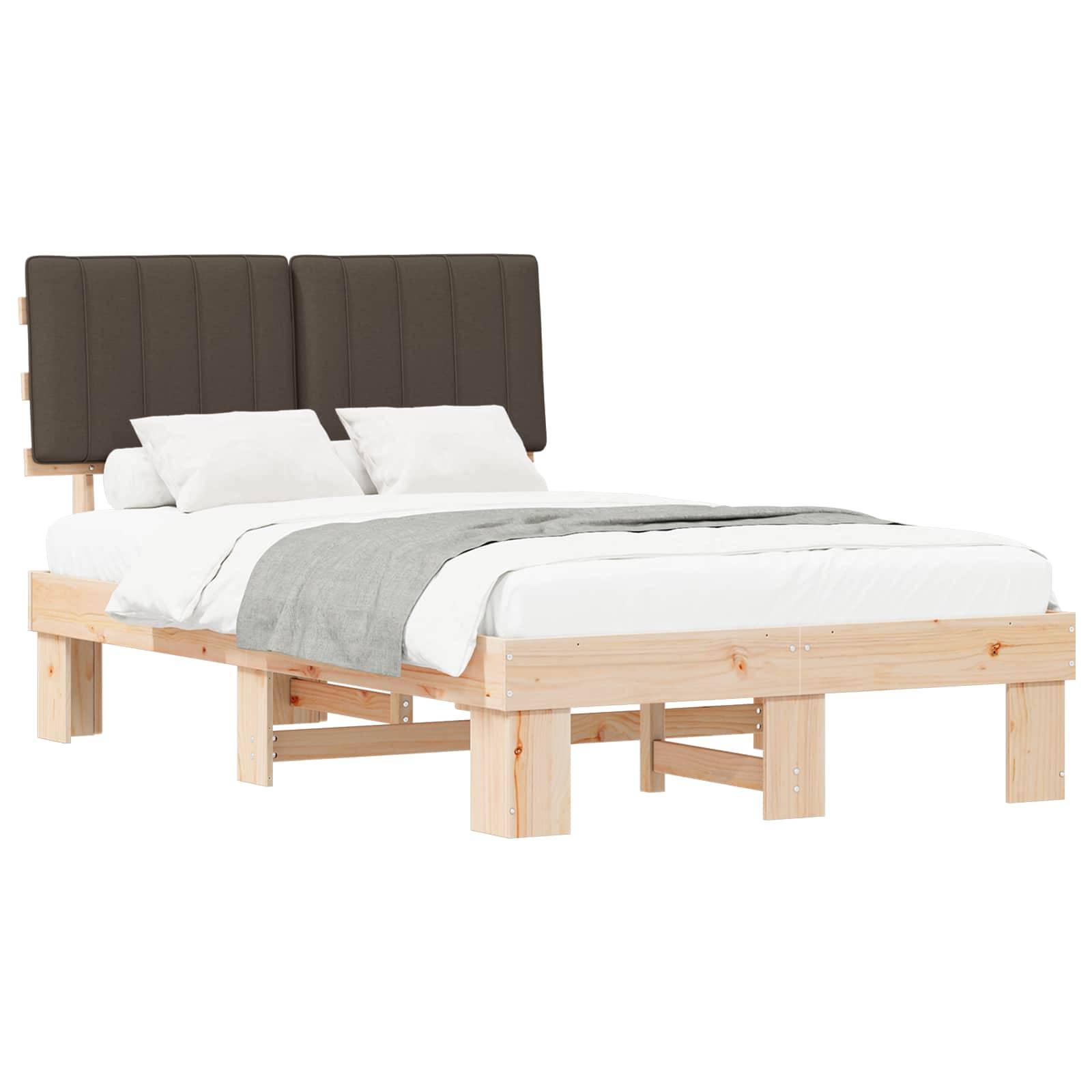 Ein Holzbettgestell mit einer gepolsterten dunklen Kopfseite, weißen Laken, zwei Kissen und einer grauen Decke, in einem minimalistischen Stil.