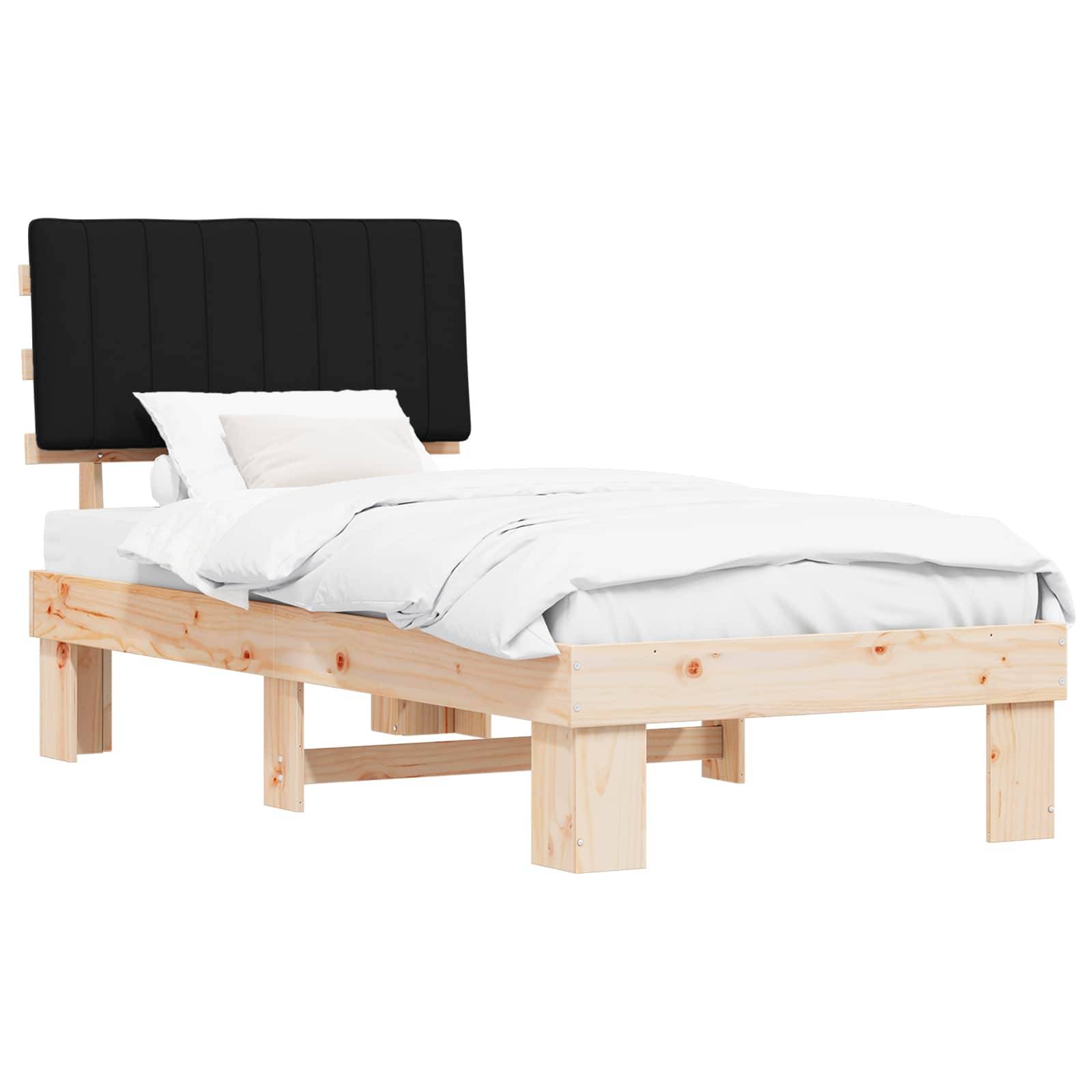 Ein Holzbettgestell mit schwarzem, gepolstertem Kopfteil, weißer Bettwäsche und Kissen, das ein minimalistisches Möbeldesign präsentiert.