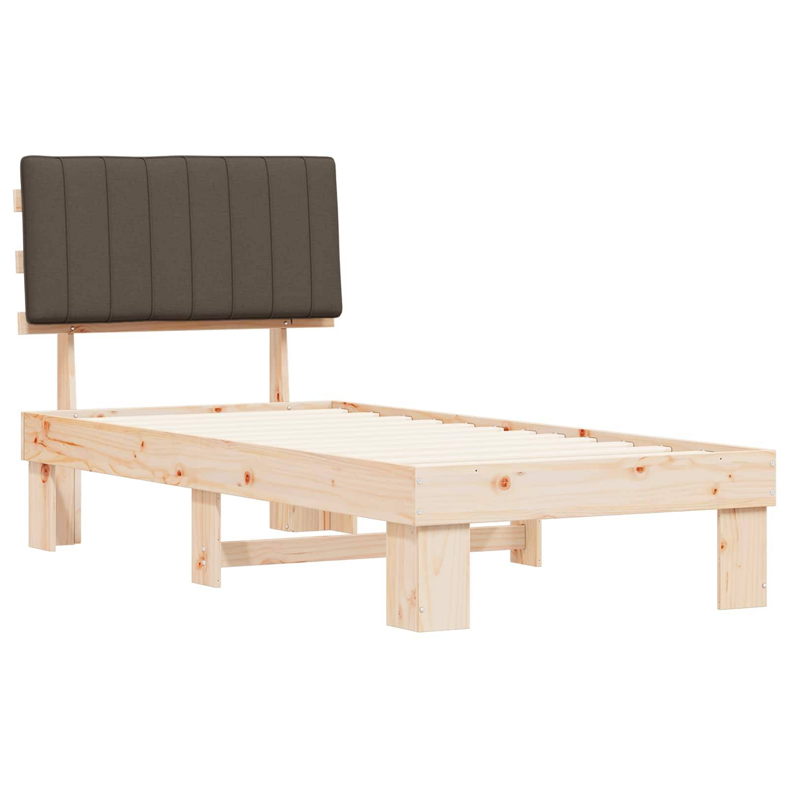Ein Holzbettgestell mit natürlicher Oberfläche, versehen mit einem gepolsterten, dunkel gehaltenen Kopfteil. Der Rahmen ist schlicht und verfügt über stabile Beine.