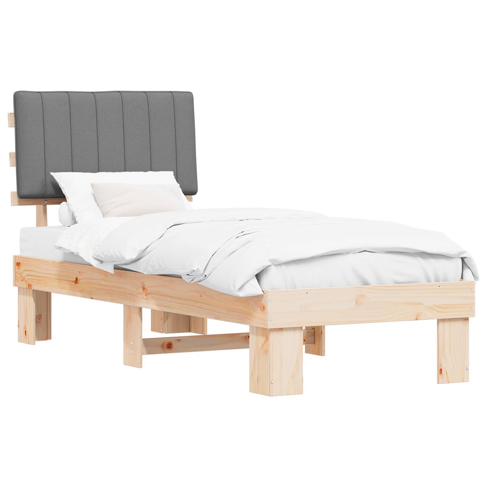Ein Holzbettrahmen mit erhöhtem gepolstertem grauem Kopfteil, das ein minimalistisches Design und eine helle natürliche Holzoberfläche aufweist.