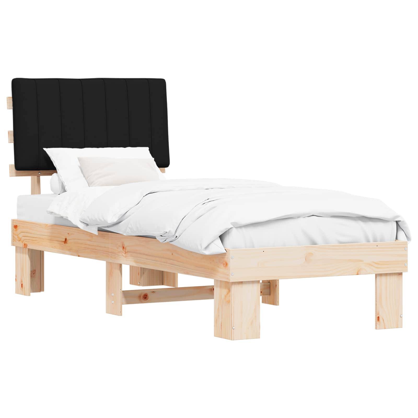 Ein Holzbett mit einem schwarzen gepolsterten Kopfteil, ordentlich gemacht mit weißen Laken und Kissen, vor einem schlichten weißen Hintergrund.