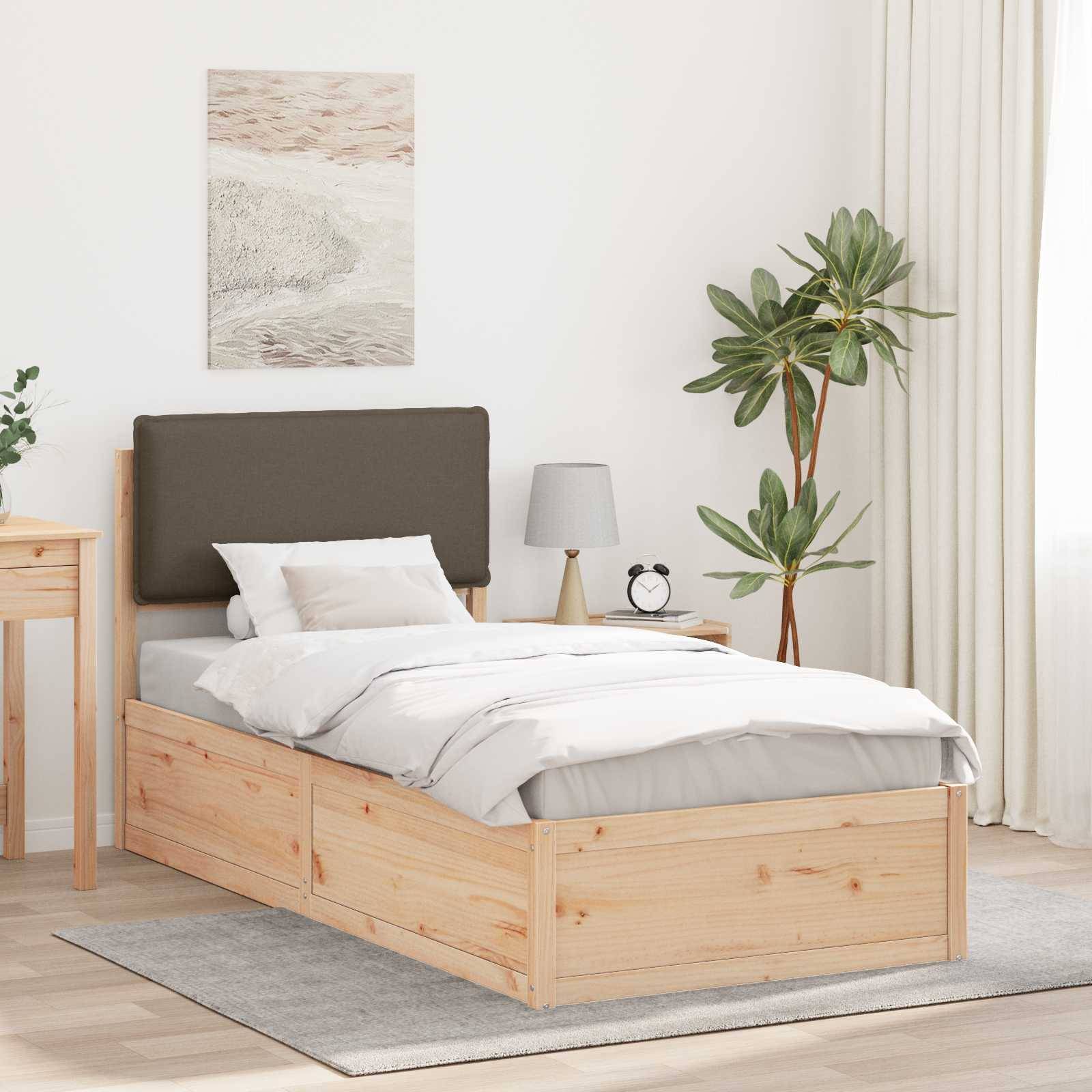 Ein minimalistisches Schlafzimmer zeigt ein Holzbett mit weißer Bettwäsche, einen kleinen Nachttisch mit einer Lampe, eine Topfpflanze und ein Wandgemälde.