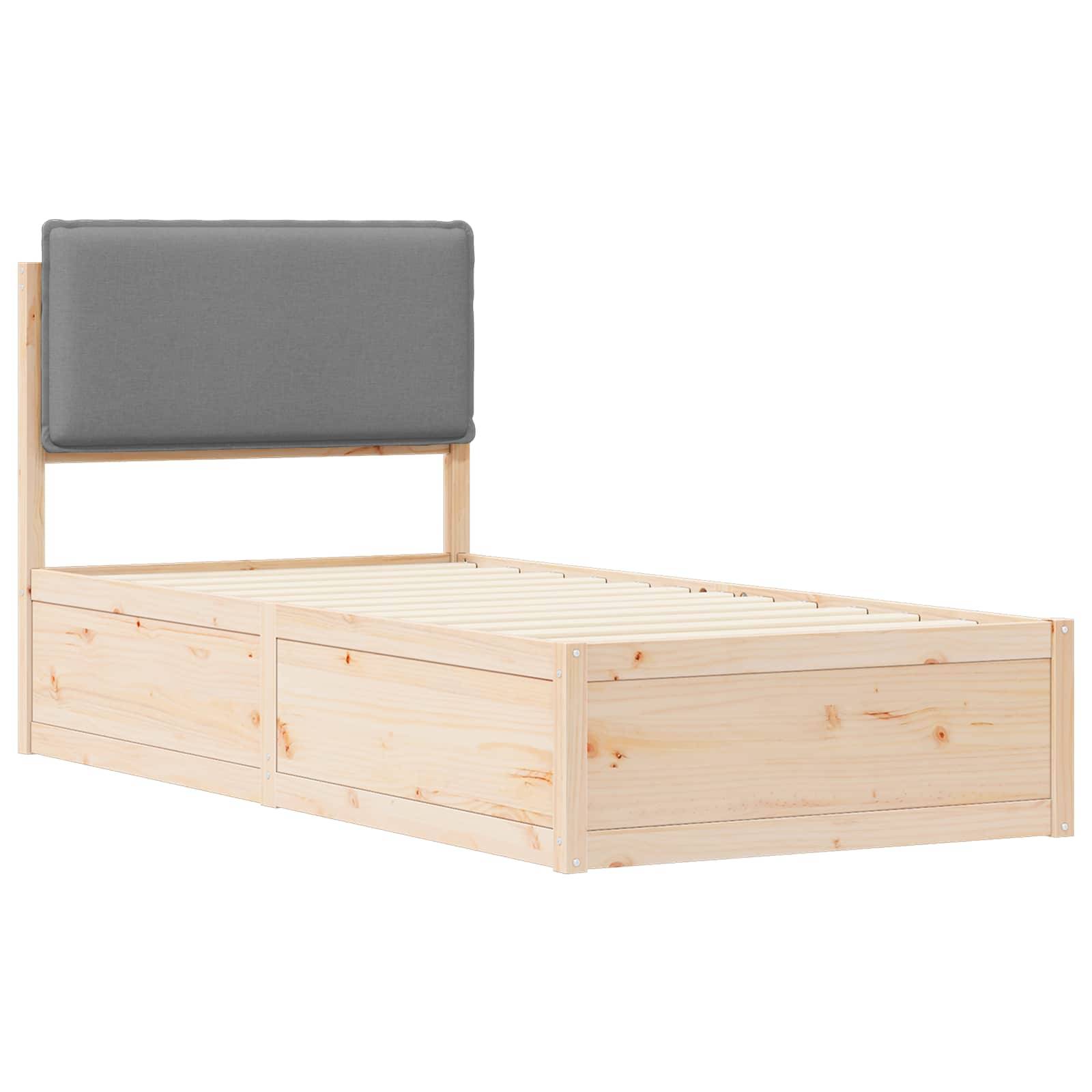 Ein Holzbettgestell mit einer gepolsterten grauen Kopfteil, das zwei seitliche Schubladen zur Aufbewahrung besitzt.