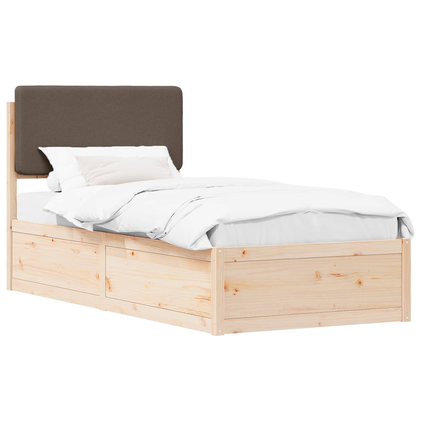 Ein Holzbett mit einem dunklen Stoffkopfteil und weißer Bettwäsche, ausgestattet mit Unterbett-Aufbewahrungsschubladen.