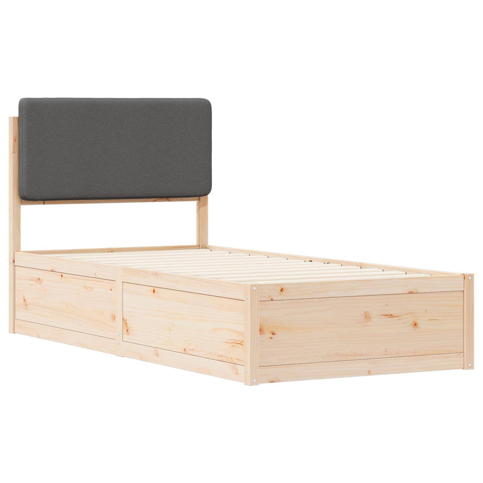 Ein Holz-Einzelbettrahmen mit einem grauen gepolsterten Kopfteil wird gezeigt. Das Design ist schlicht und minimalistisch und betont die natürliche Holzmaserung.