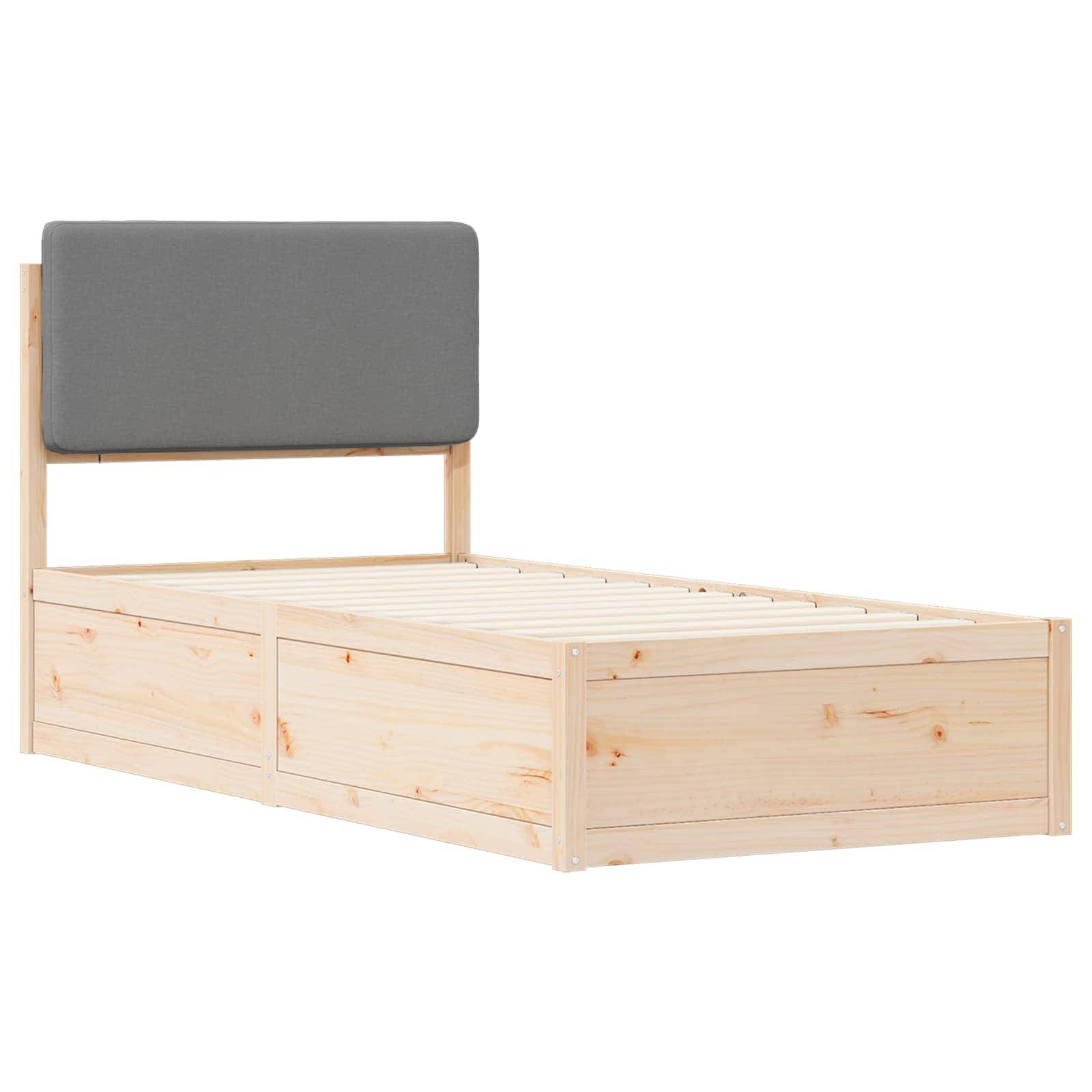 Holzbettgestell mit hohem, gepolstertem grauem Kopfteil. Das Gestell zeigt natürliche Holzmaserung und quadratische Ecken. Keine Matratze im Lieferumfang enthalten.