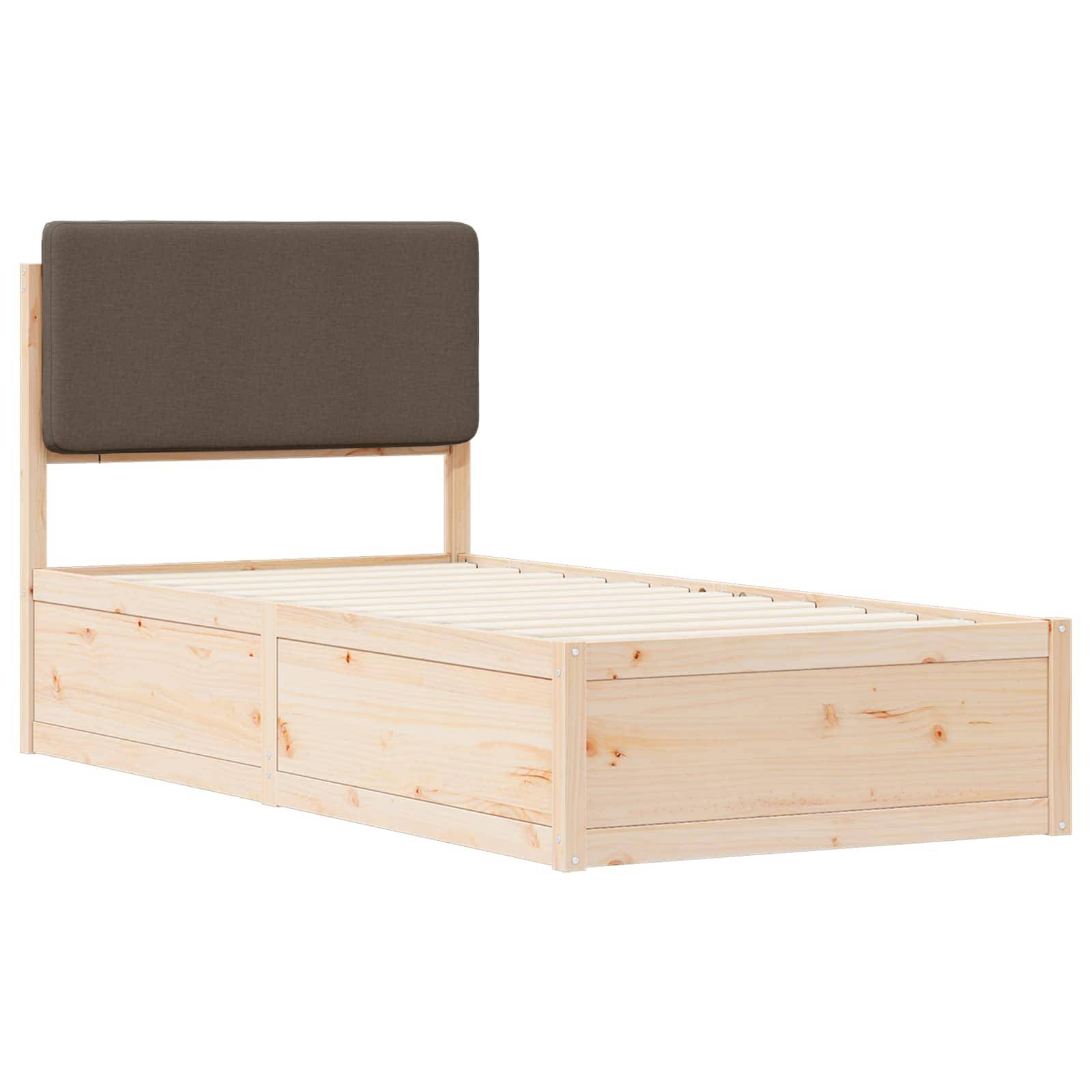 Ein Holzbettgestell mit gepolstertem braunem Kopfteil. Der Rahmen besteht aus hellem Holz mit sichtbarer Maserung und bietet ein schlichtes Design.