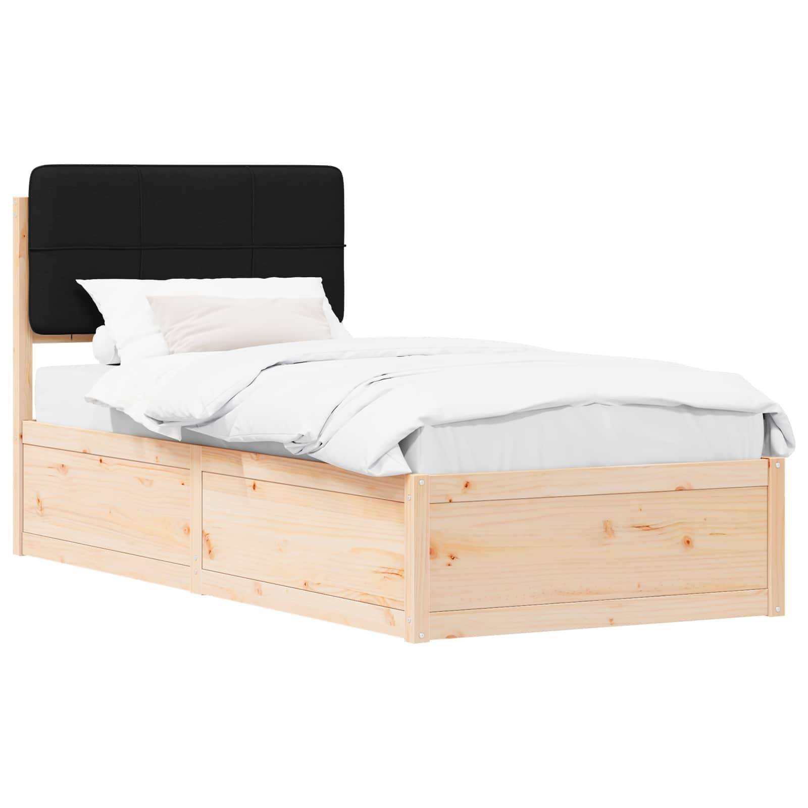 Ein Holzbettgestell mit weißer Bettwäsche und einem schwarzen gepolsterten Kopfteil. Das Bett ist aus hellem Holz gefertigt und ordentlich bezogen.