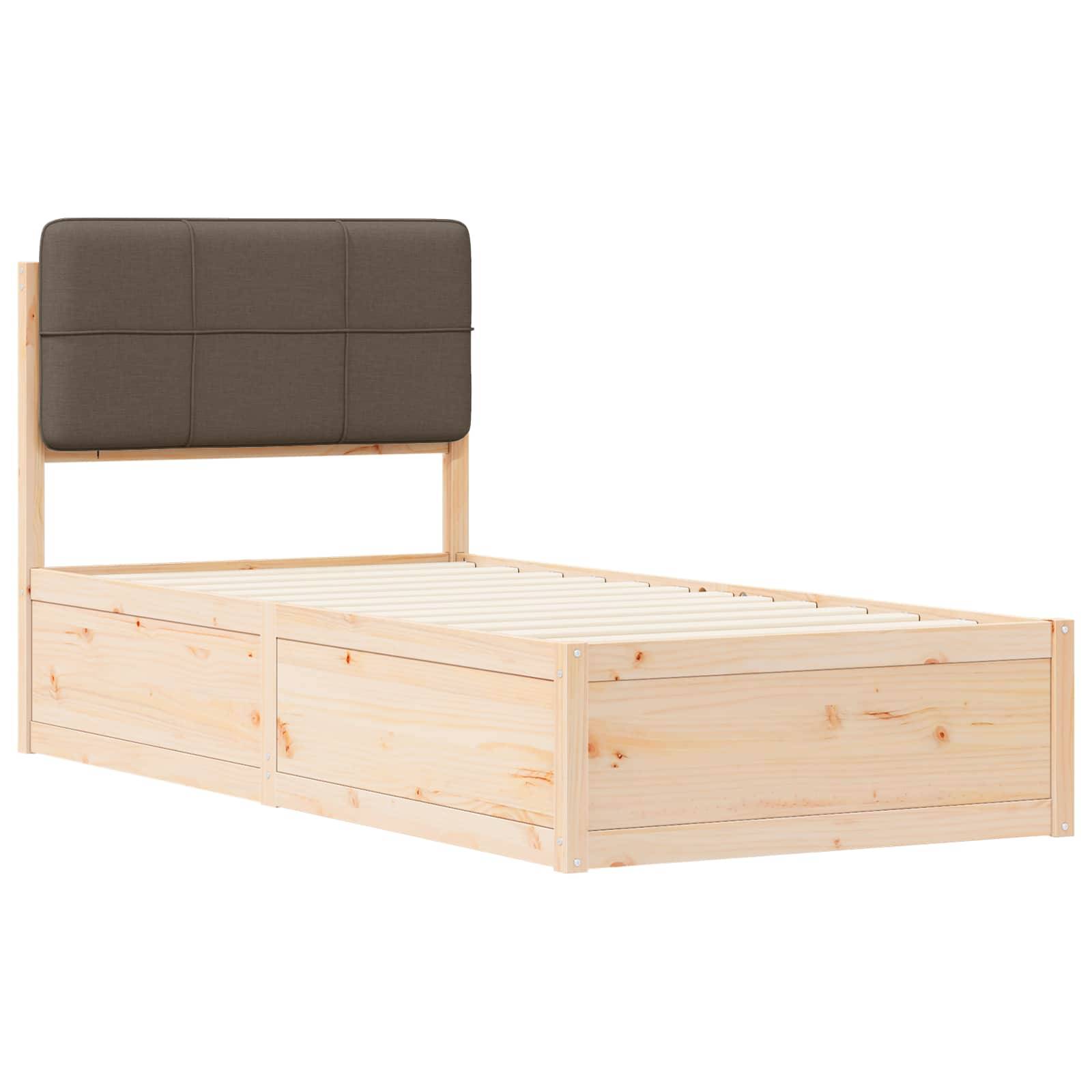 Ein Holzbettgestell mit einer hellen Kiefernoberfläche und einem dunkelgrauen gepolsterten Kopfteil. Das Design ist schlicht und modern.