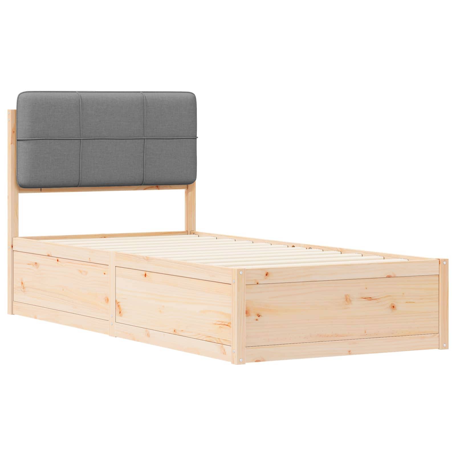 Ein Holzbettgestell mit gepolstertem grauem Kopfteil, schlichtes Design, ohne Matratze, mit einer hellen, natürlichen Holzoberfläche.