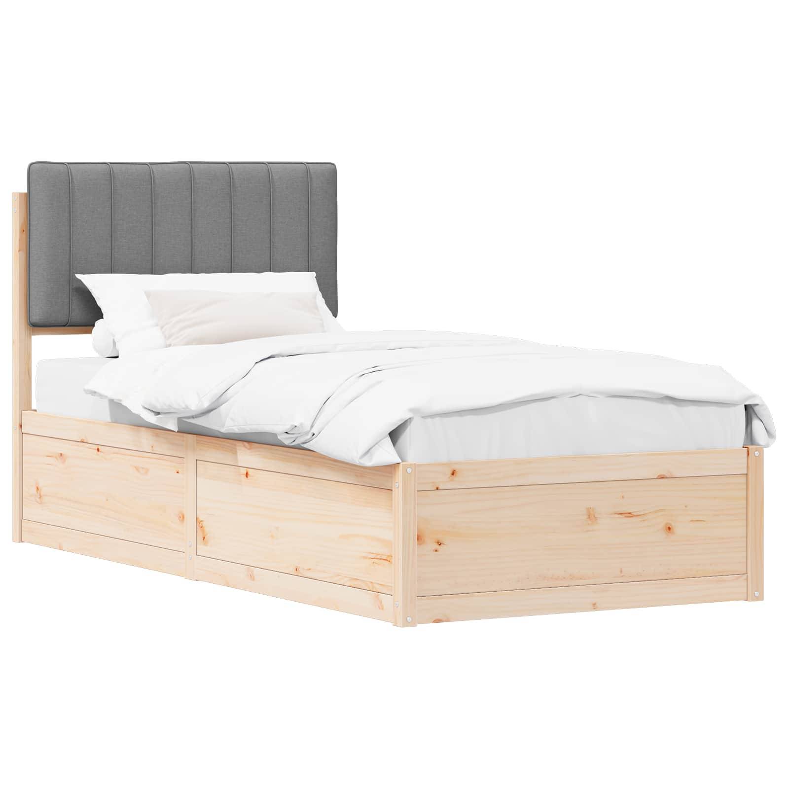 Ein Holzlagerbett mit grauem gepolstertem Kopfteil, weißer Bettwäsche und integrierten Schubladen zur Aufbewahrung darunter, vor weißem Hintergrund.