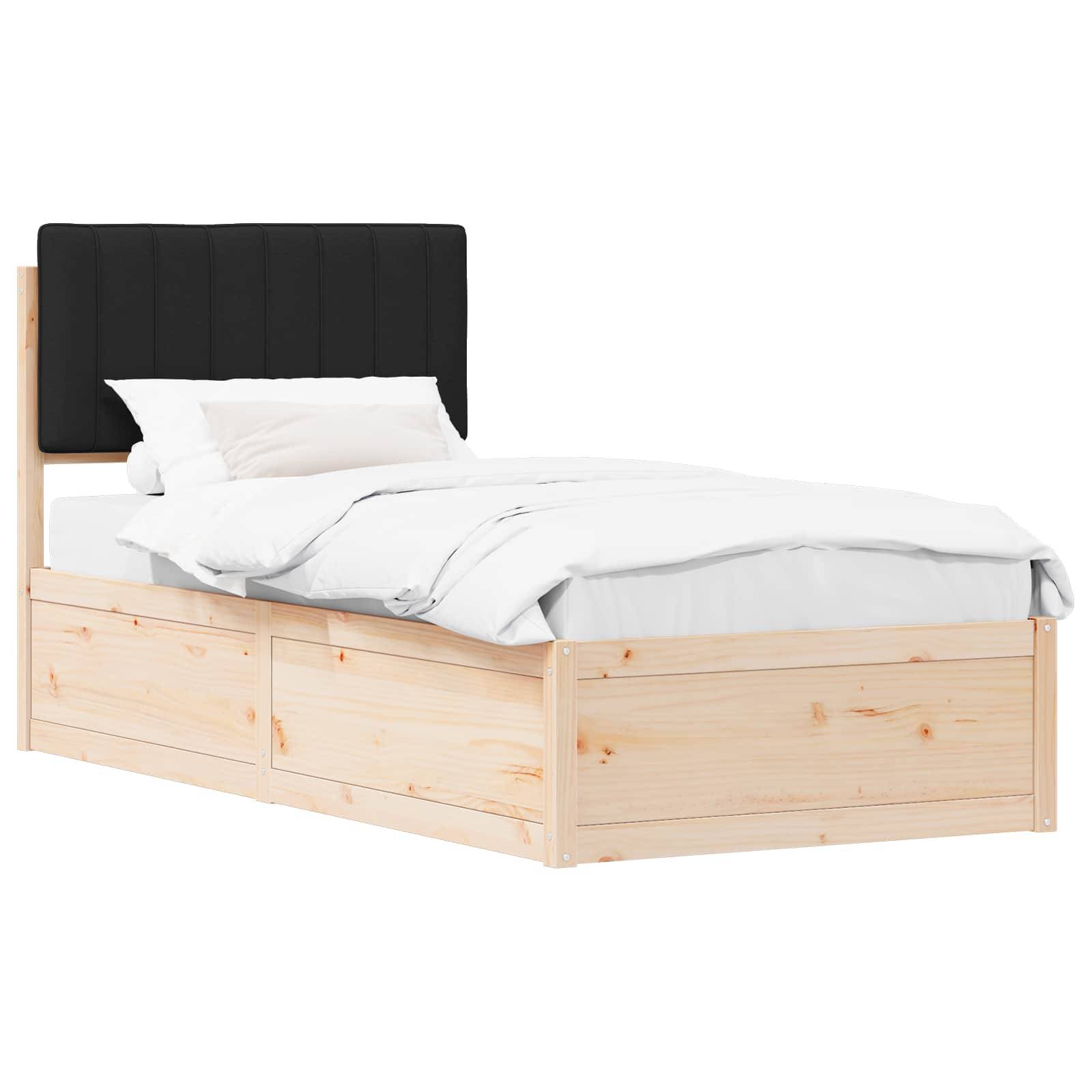 Ein Holzbettgestell mit einem hohen, schwarzen gepolsterten Kopfteil und einem ordentlich gemachten weißen Bett.