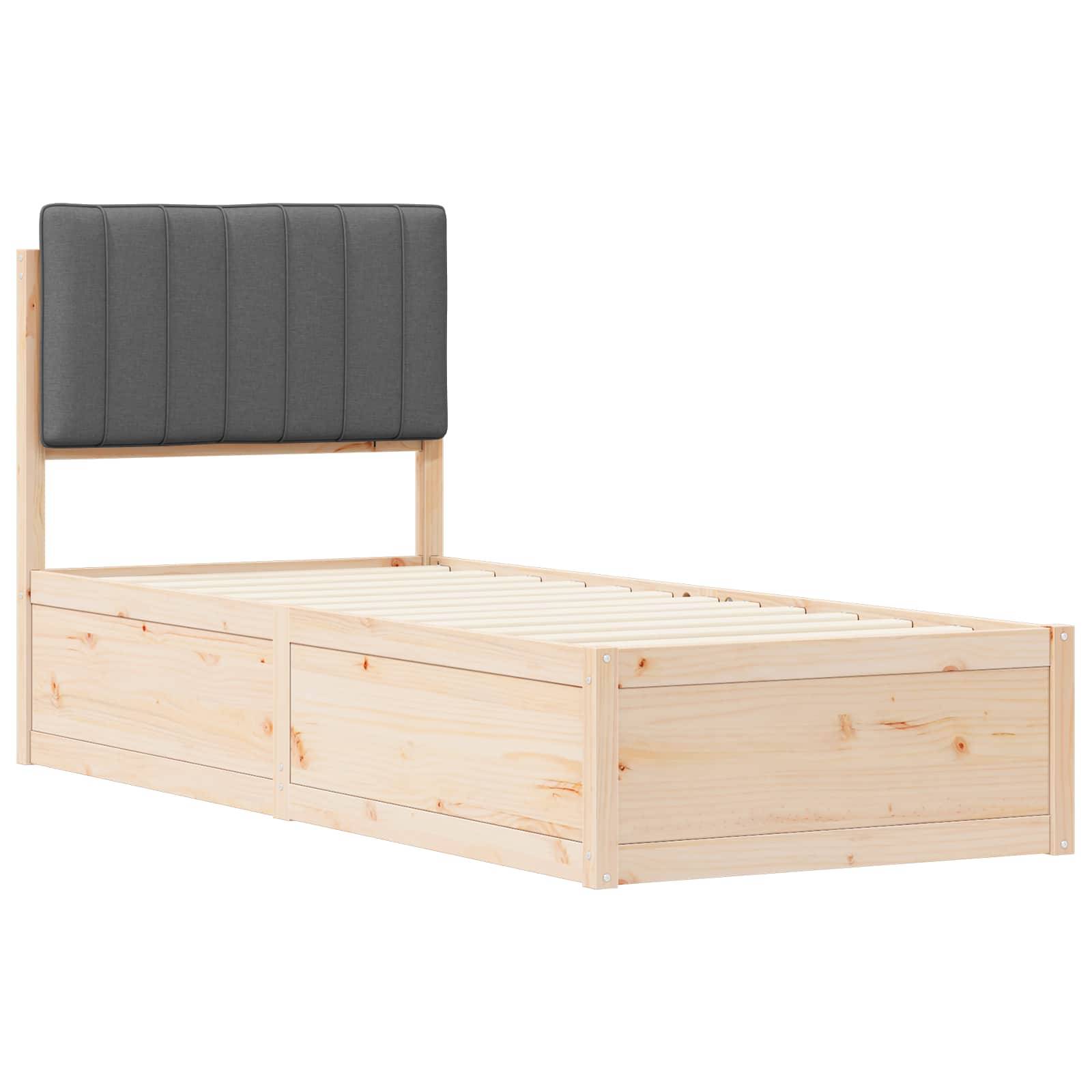 Ein leichter Holzbettrahmen mit einem vertikal gepanelten Kopfteil aus grauem Stoff, der ein minimalistisches Design zeigt.
