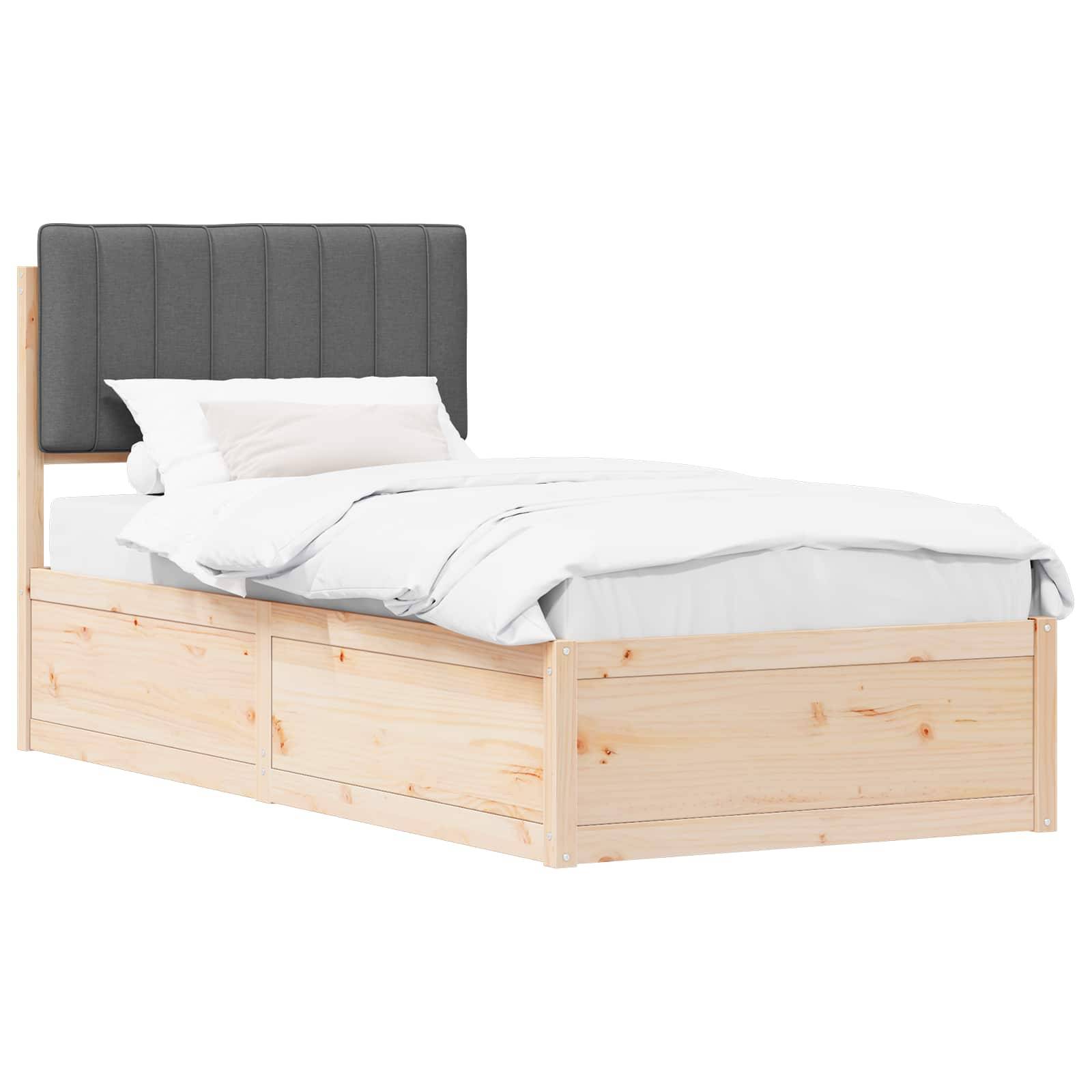 Ein Holzbett mit einem hohen, gepolsterten grauen Kopfteil, bezogen mit weißer Bettwäsche und Kissen, von einem Winkel aus gesehen, der beide Seiten zeigt.