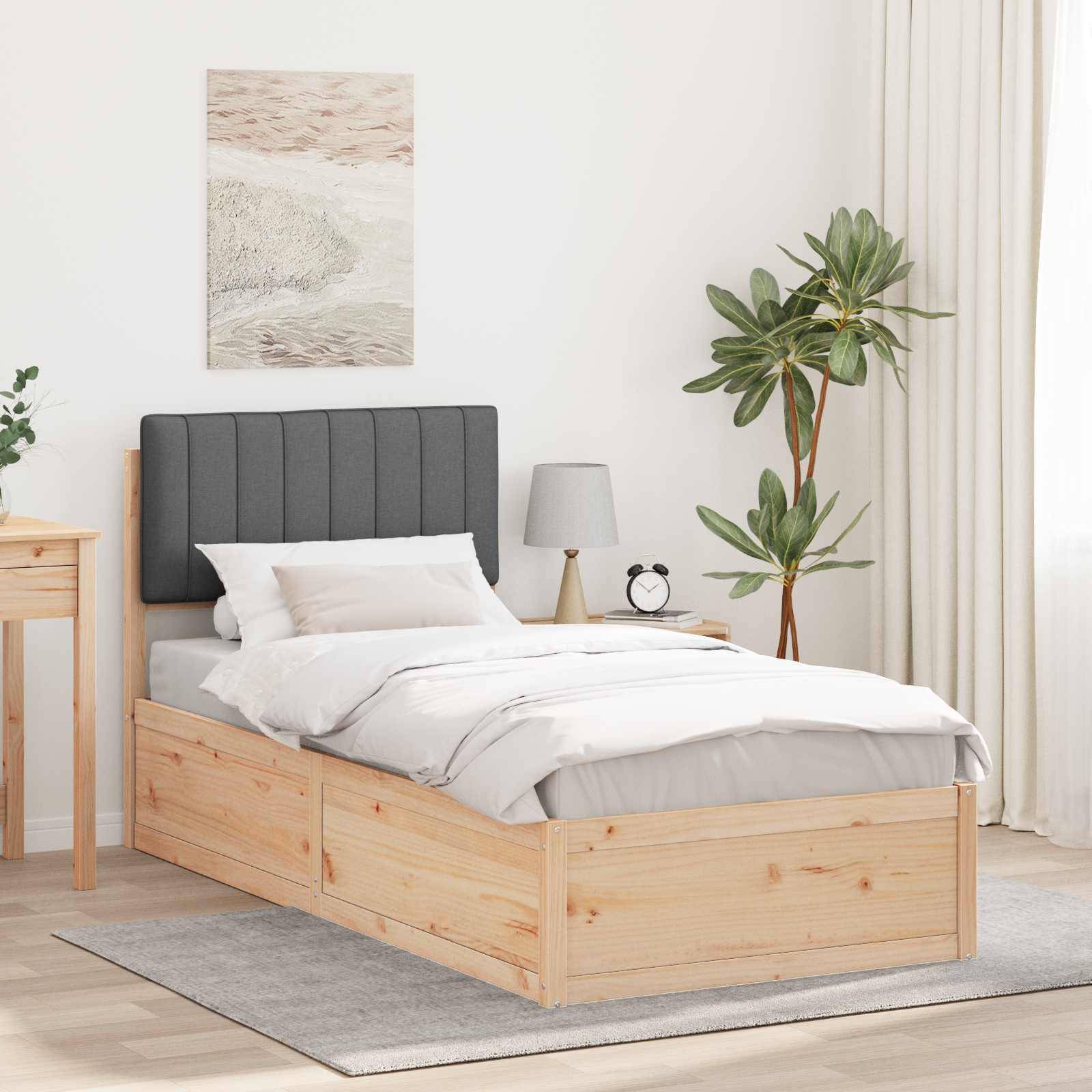 Ein minimalistisches Schlafzimmer mit einem Holzbett, das einen grau gepolsterten Kopfteil hat, weiße Bettwäsche, einen Nachttisch, eine Lampe, eine Pflanze und neutrale Kunst an der Wand.