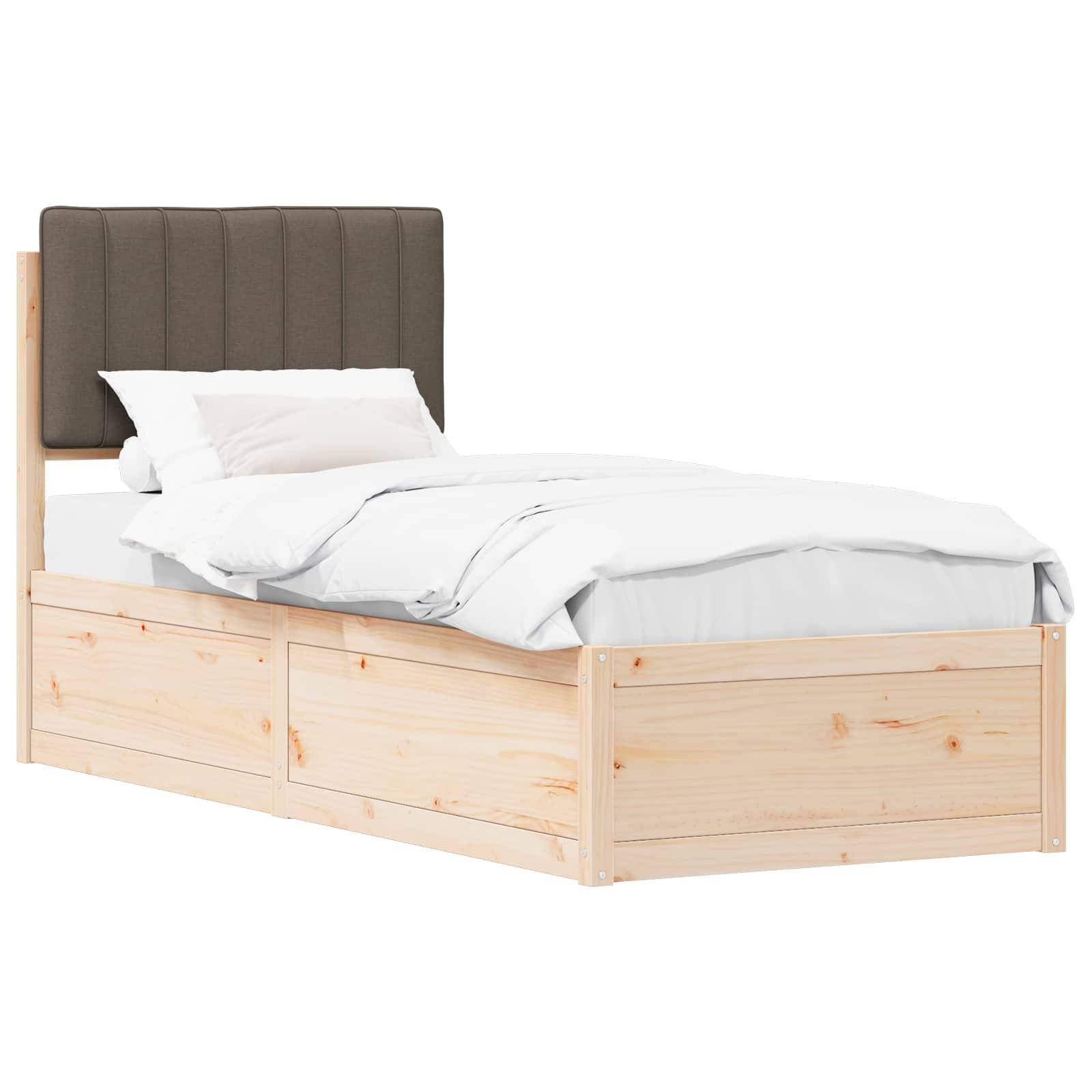 Ein Holzbettgestell mit einer dunkel gepolsterten Kopfseite, ordentlich bezogen mit weißer Bettwäsche und Kissen.