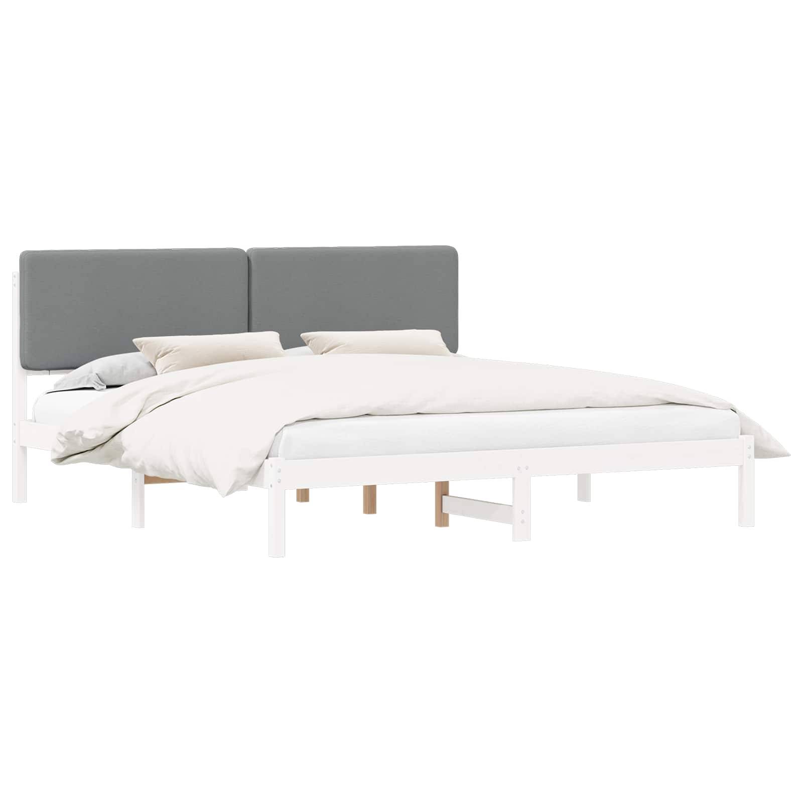 Ein modernes Bett mit einem weißen Rahmen und einem grau gepolsterten Kopfteil, ausgestattet mit ordentlich angeordneter weißer Bettwäsche und zwei Kissen.