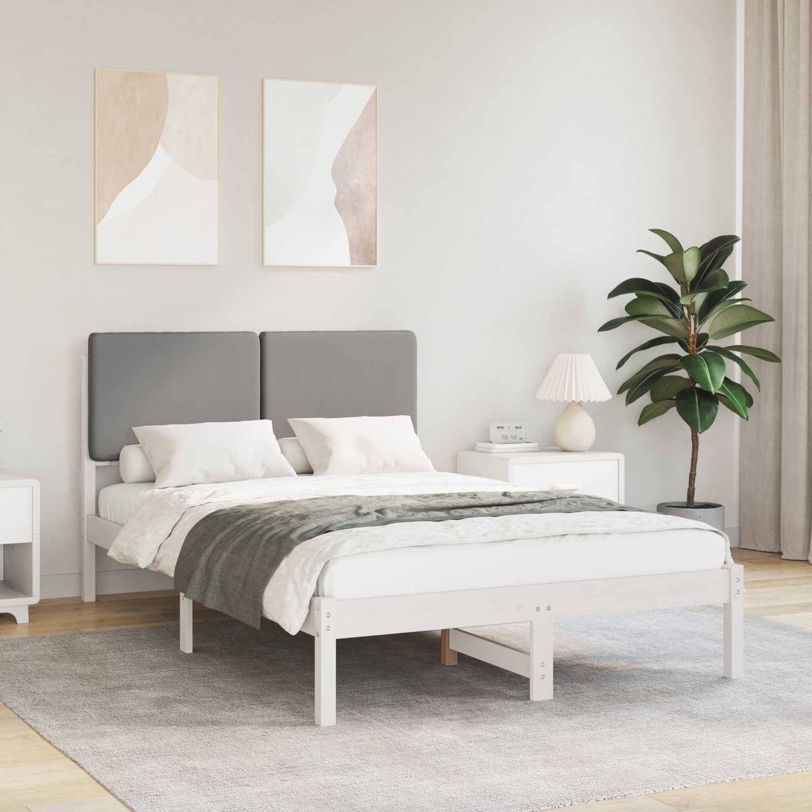 Ein modernes Schlafzimmer mit einem weißen Bett, einem grauen Kopfteil, weißen Nachttischen, einer Topfpflanze und abstrakter Kunst an der Wand. Sanfte Beleuchtung.