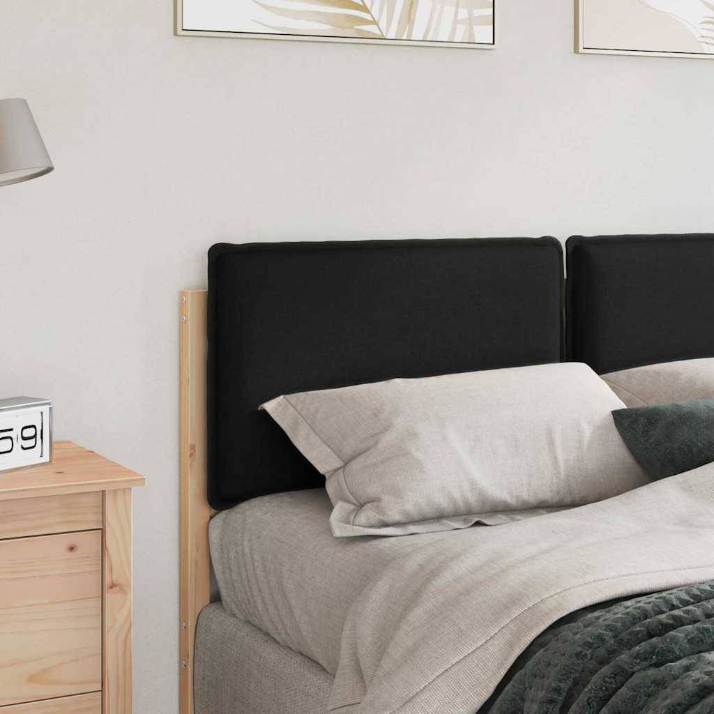 Ein aufgeräumtes, modernes Schlafzimmer mit einem Holznachttisch, einem schwarzen Kopfteil und beigefarbener Bettwäsche, das eine ruhige und einladende Atmosphäre schafft.