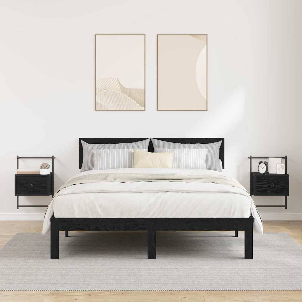 Ein minimalistisches Schlafzimmer mit einem modernen Bett mit schwarzem Rahmen, weißer und beige Bettwäsche, zwei Wandkunstwerken und passenden schwarzen Nachttischen.