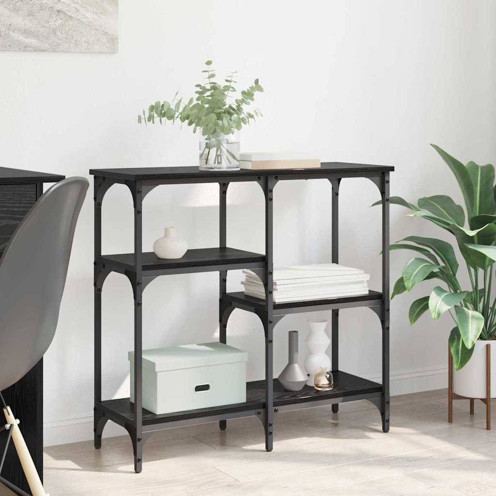 Ein schwarzes Metallregal mit vier Ebenen hält Bücher, Dekorationsboxen und eine Vase mit Grünpflanzen. Eine große Pflanze steht daneben.