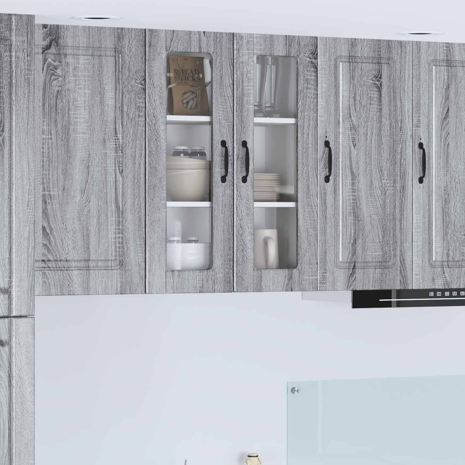Holzküchenschränke mit modernem Design; einige Schränke verfügen über Glastüren, die Geschirr zur Schau stellen.